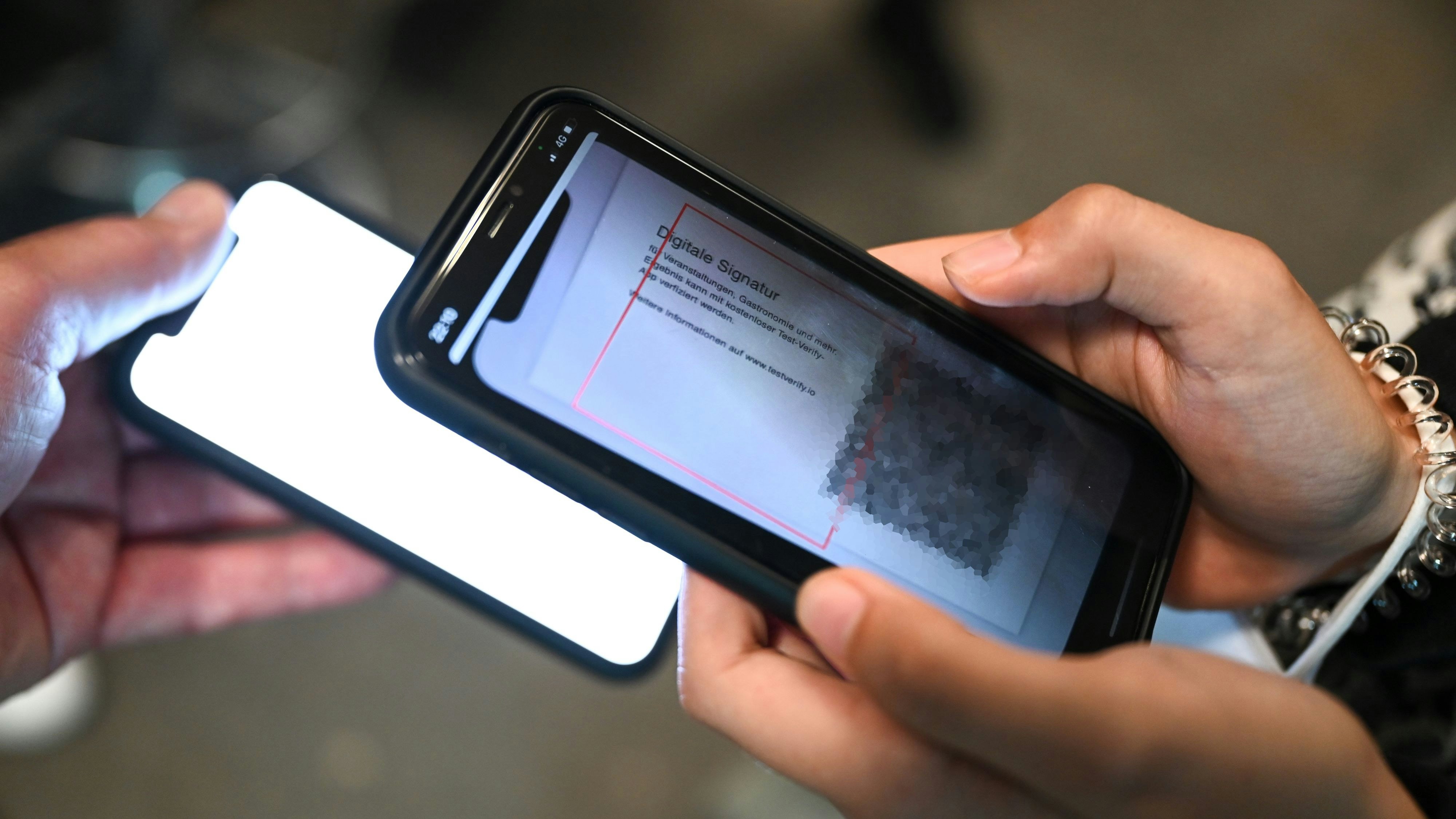 Download von www.picturedesk.com am 18.08.2021 (16:50).  02 July 2021, Baden-Wuerttemberg, Ravensburg: Visitors who show a digital coronatest with a negative result are allowed to pass the control at the entrance to Club Kantine. Thanks to a model project, the club is allowed to open. Photo: Felix Kästle/dpa - 20210702_PD14961 - Rechteinfo: Rights Managed (RM)