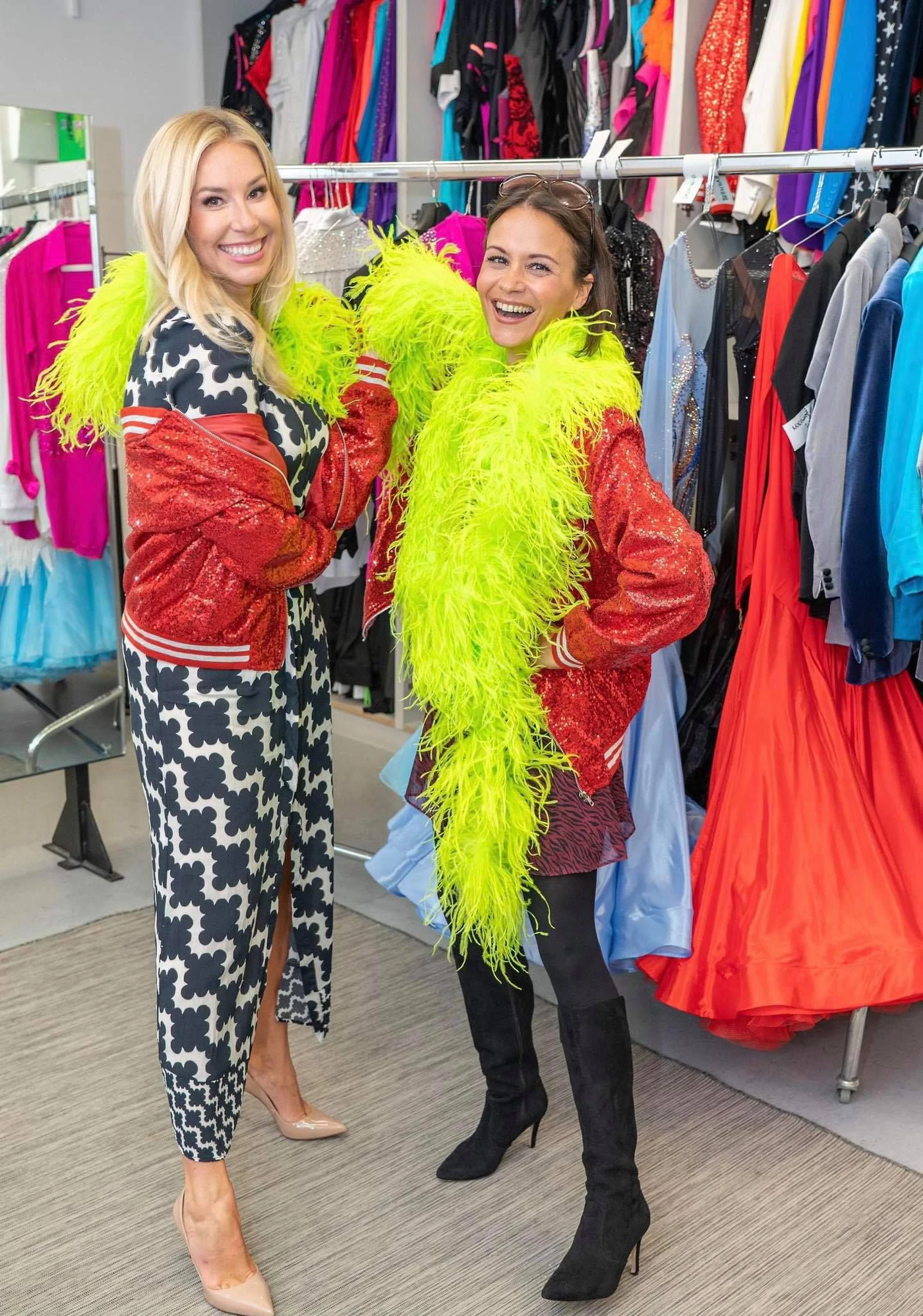 Ein bisschen Spaß muss sein: Nina Kraft und "Heute"-Redakteurin Romina Colerus.