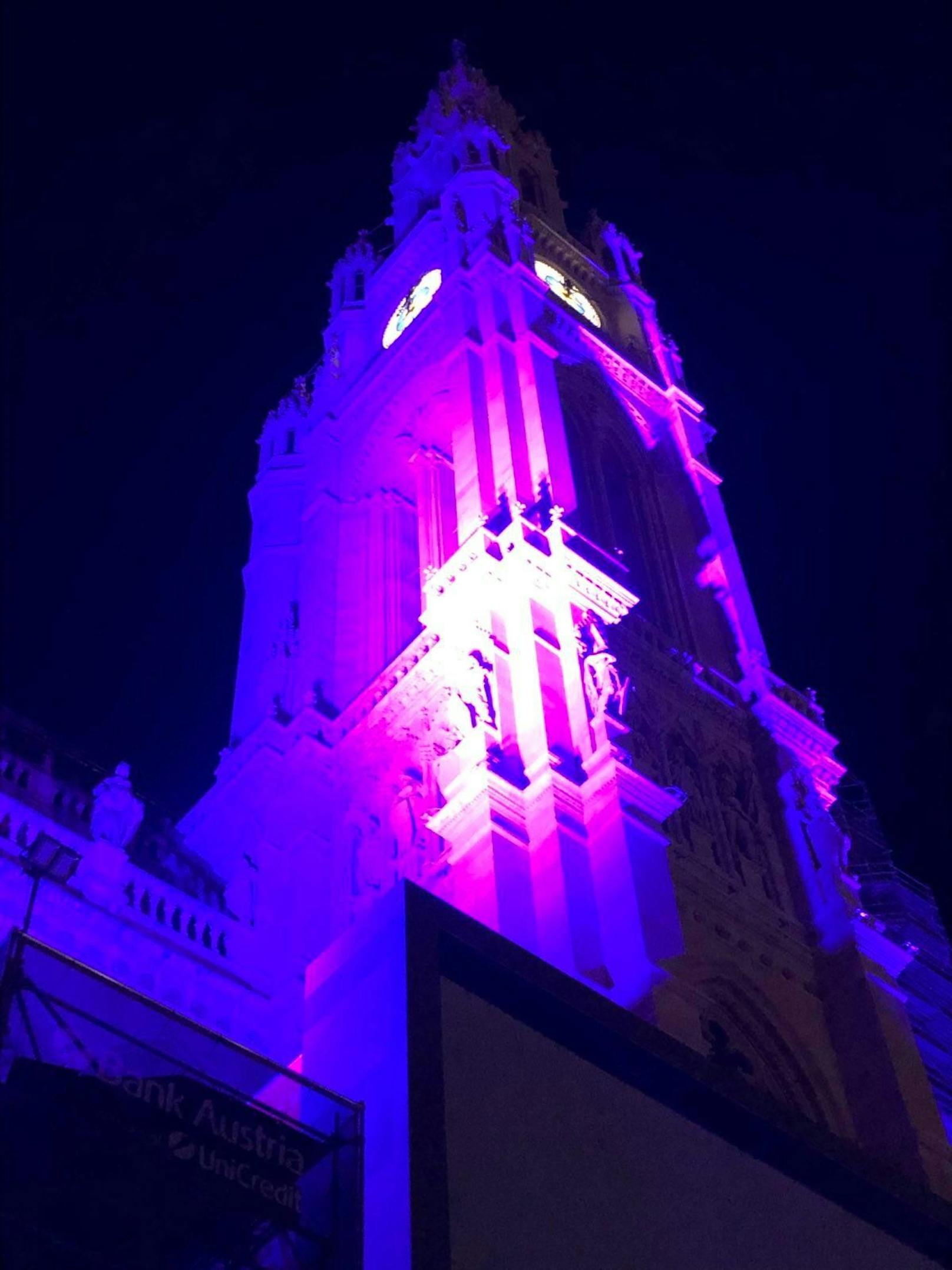 Schon gestern Abend gab es einen Probelauf. Offiziell in violett leuchten wird das Rathaus heute von 22.30 Uhr bis 24 Uhr.