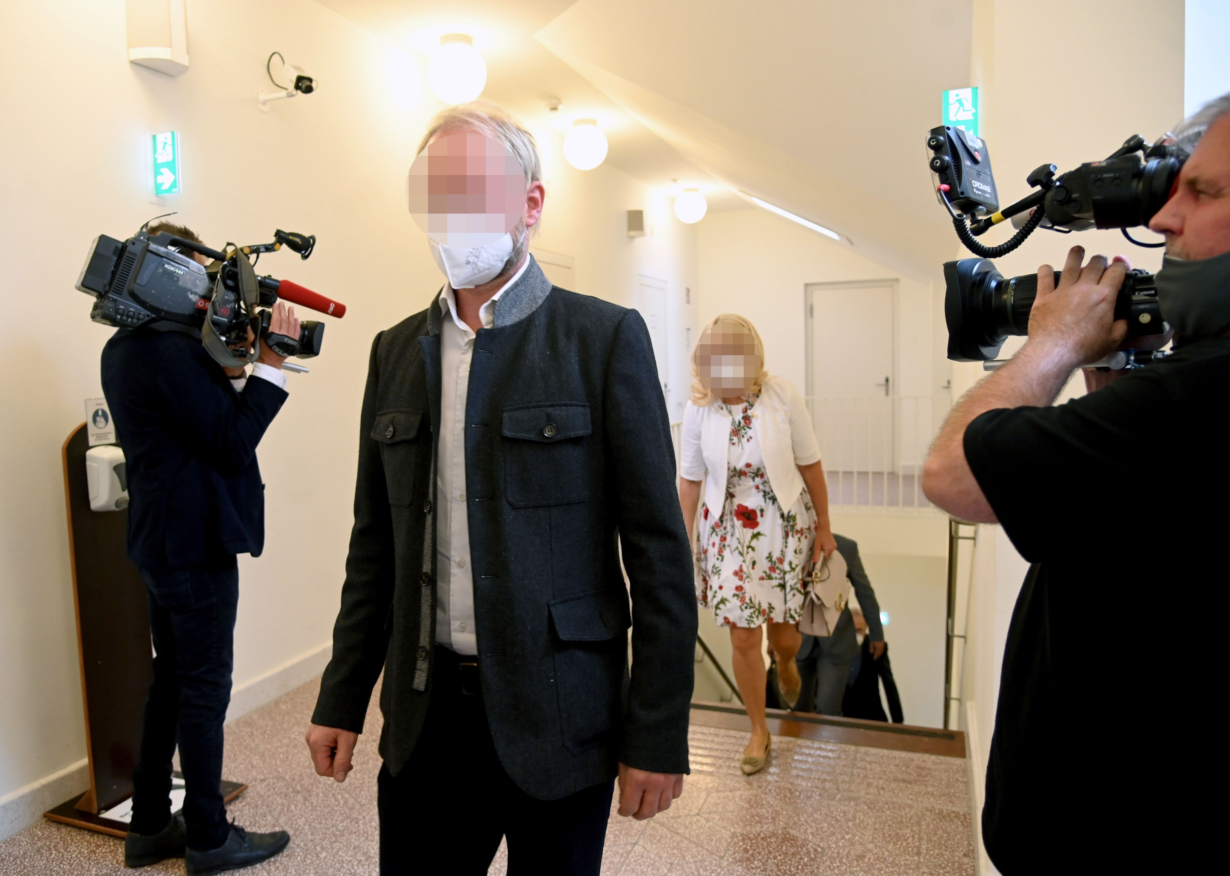 Download von www.picturedesk.com am 19.08.2021 (12:04).  ABD0028_20210819 - SALZBURG - ÖSTERREICH: ZU APA0163 VOM 19.08.2021 - Ein Apres-Ski-Wirt aus dem Pongau und seine Mutter müssen sich am Donnerstag, 19. August 2021, wegen Steuerhinterziehung in Höhe von rund 3,2 Millionen Euro am Landesgericht Salzburg verantworten. Im Bild die Angeklagten vor Prozessbeginn. - FOTO: APA/BARBARA GINDL - 20210819_PD1266 - Rechteinfo: Rights Managed (RM)