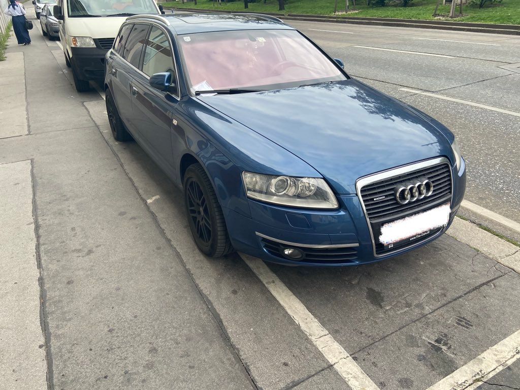 Die Autos parkten wenige Zentimeter außerhalb der Bodenmarkierung. Das kostet 36 Euro Parkstrafe.