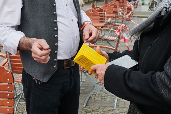 Im Vergleich zu anderen Ländern wird in Österreich nur sehr schleißig die 3G-Regel kontrolliert, kritisiert Infektiologe Herwig Kollaritsch.