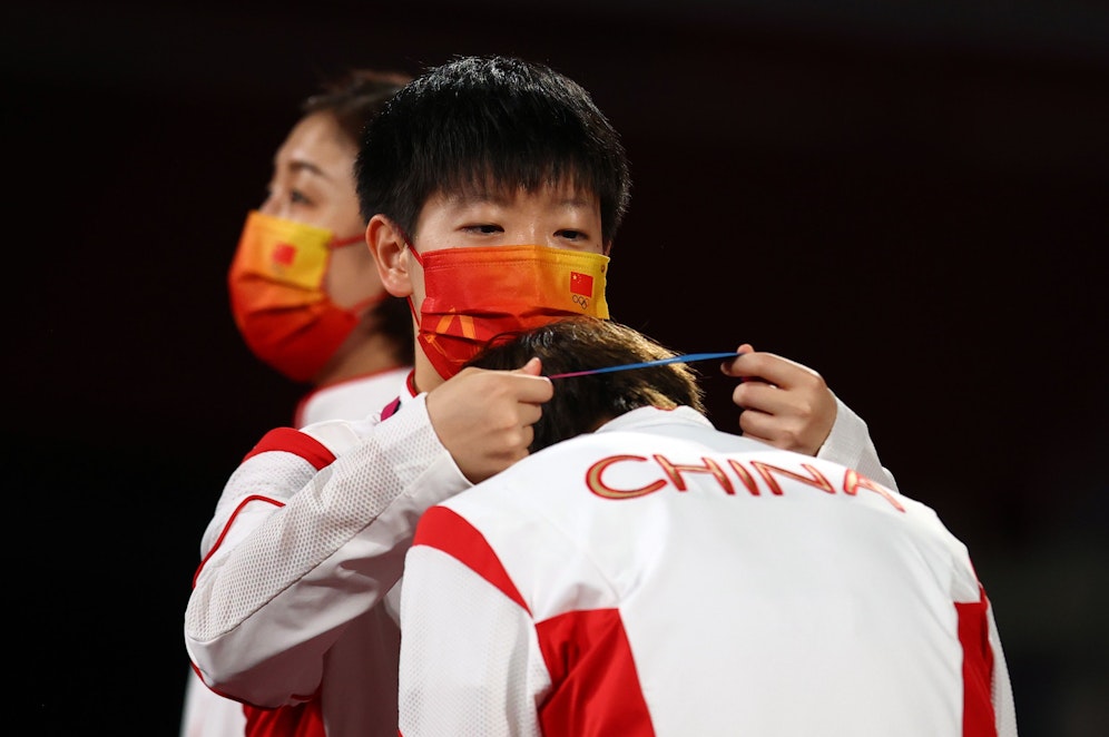 Sun Yingsha überreicht auch ihrer Kollegin Wang Manyu die Goldene.