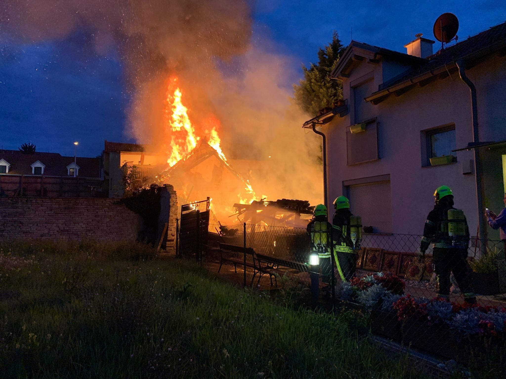 Die Flammen loderten meterhoch. 