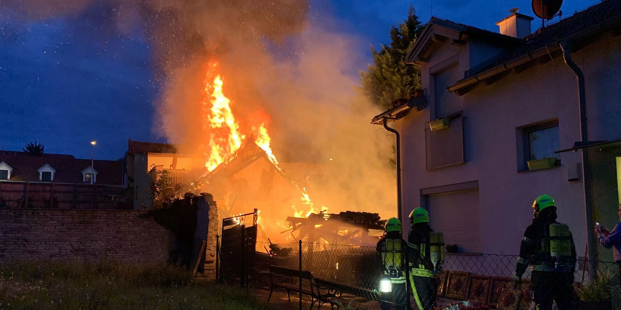 Die Flammen loderten meterhoch. 