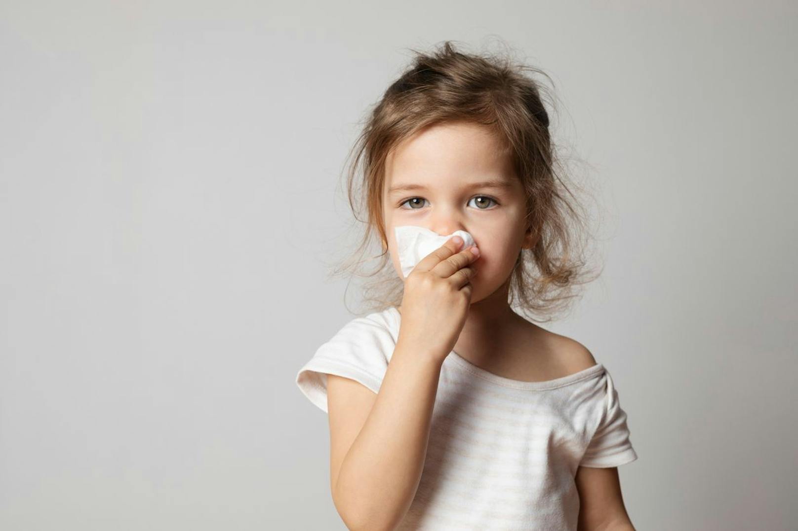 Ein Schnupfen ist oft das einzige Symptom eines coronainfizierten Kindes.