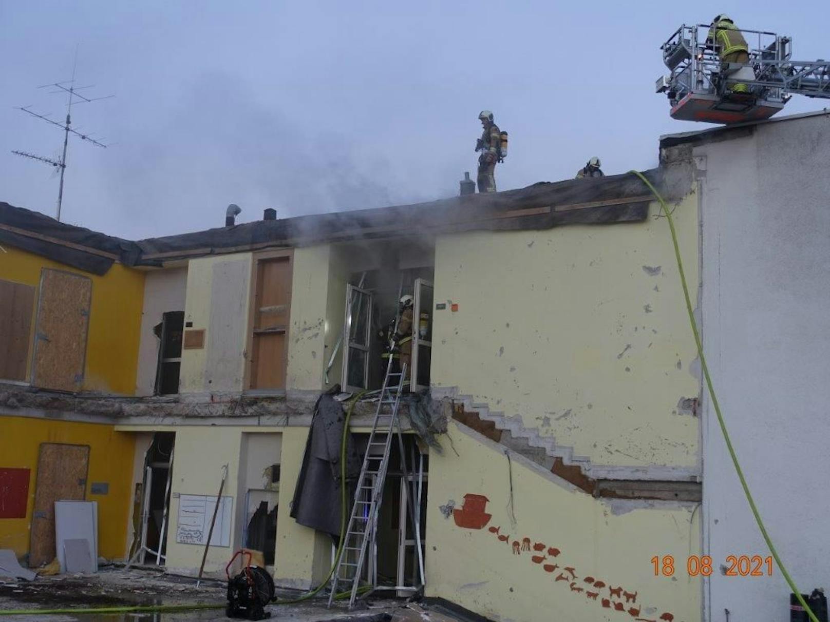Ein Ausbreiten des Feuers auf das Flachdach der Schule konnte verhindert werden.