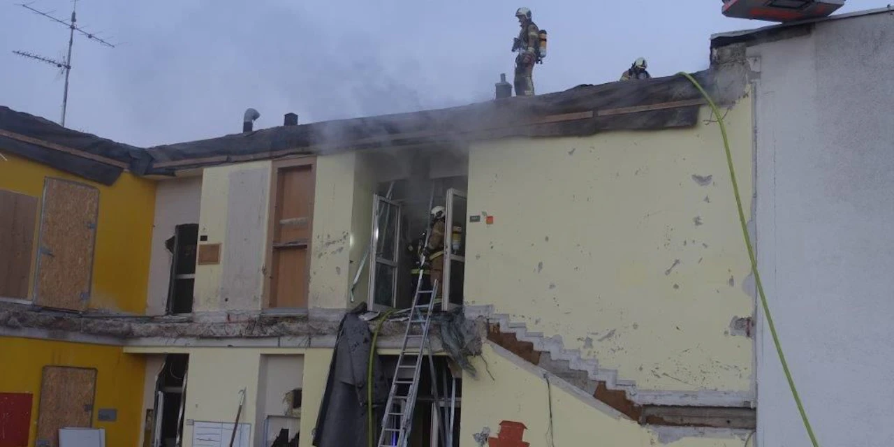 Schul-Brand: Helfer mussten die Mauern aufstemmen - Vimarsana News