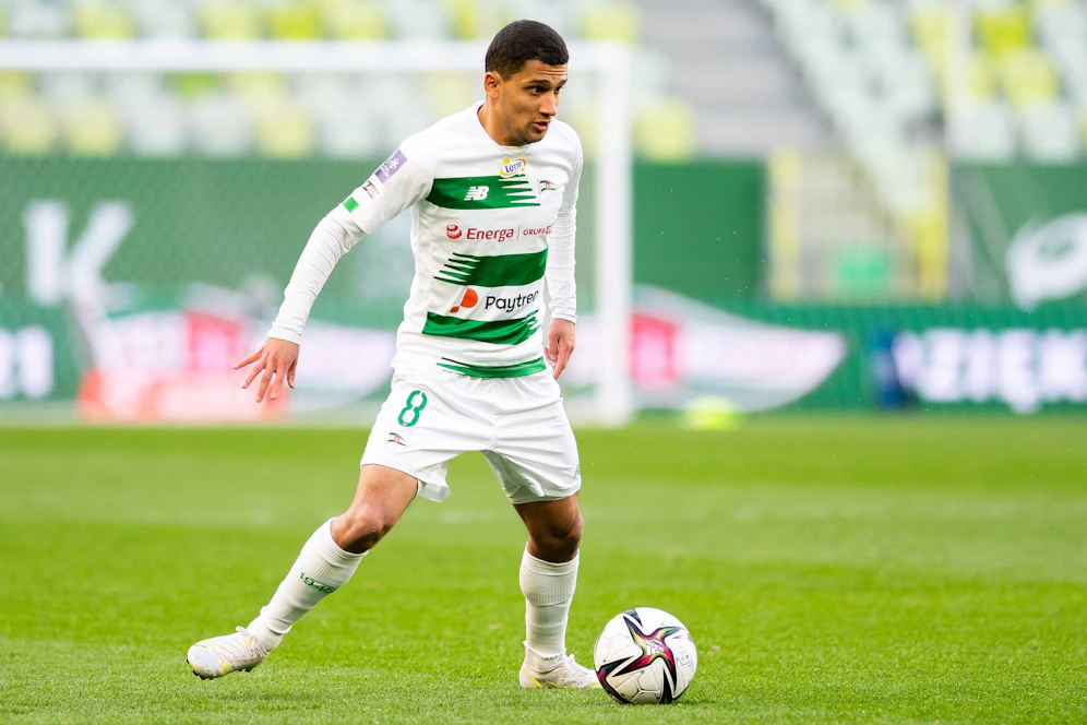 Omran Haydary im Trikot von Lechia Gdansk.