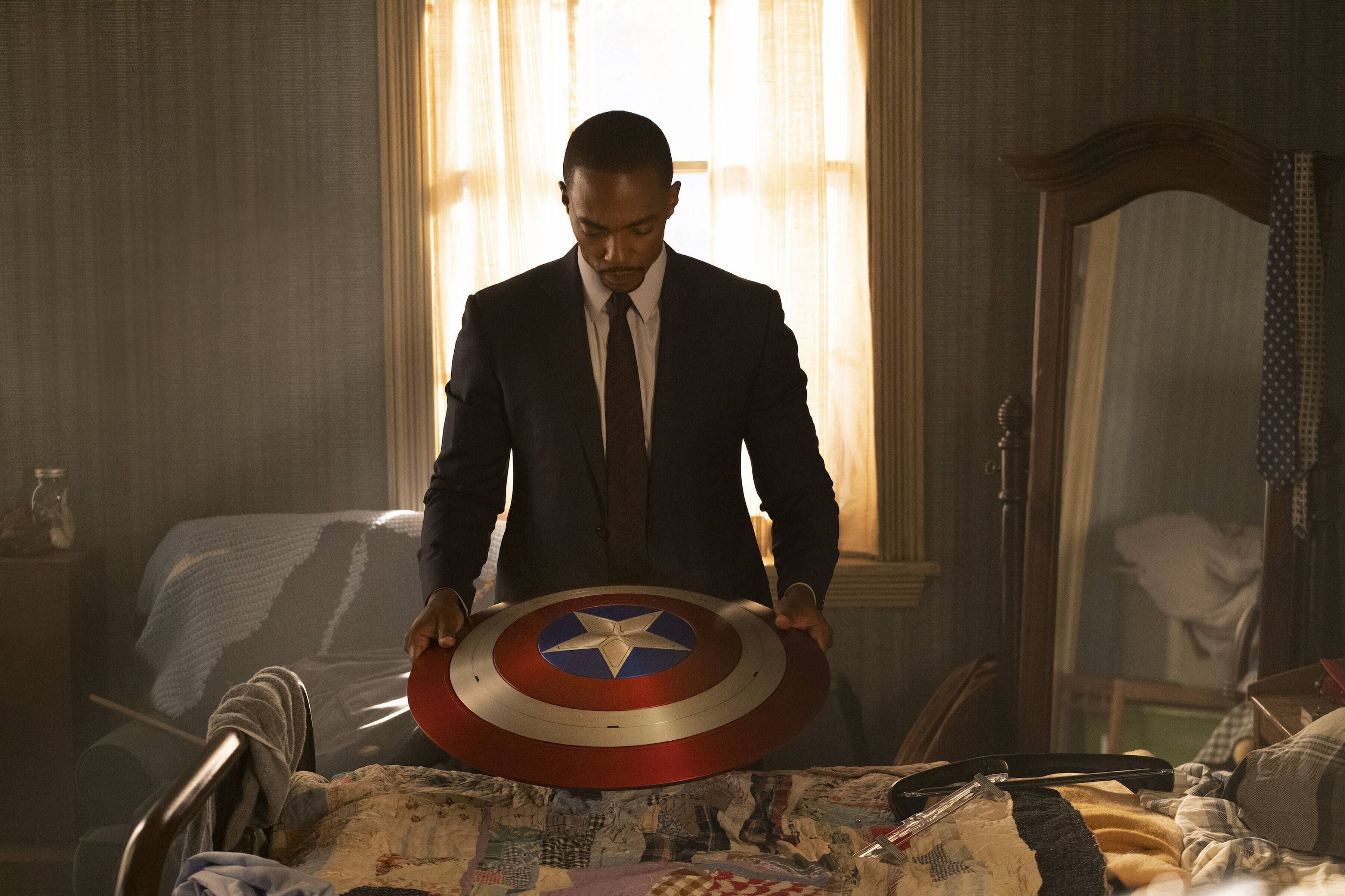 Anthony Mackie mit DEM Schild in The Falcon and The Winter Soldier