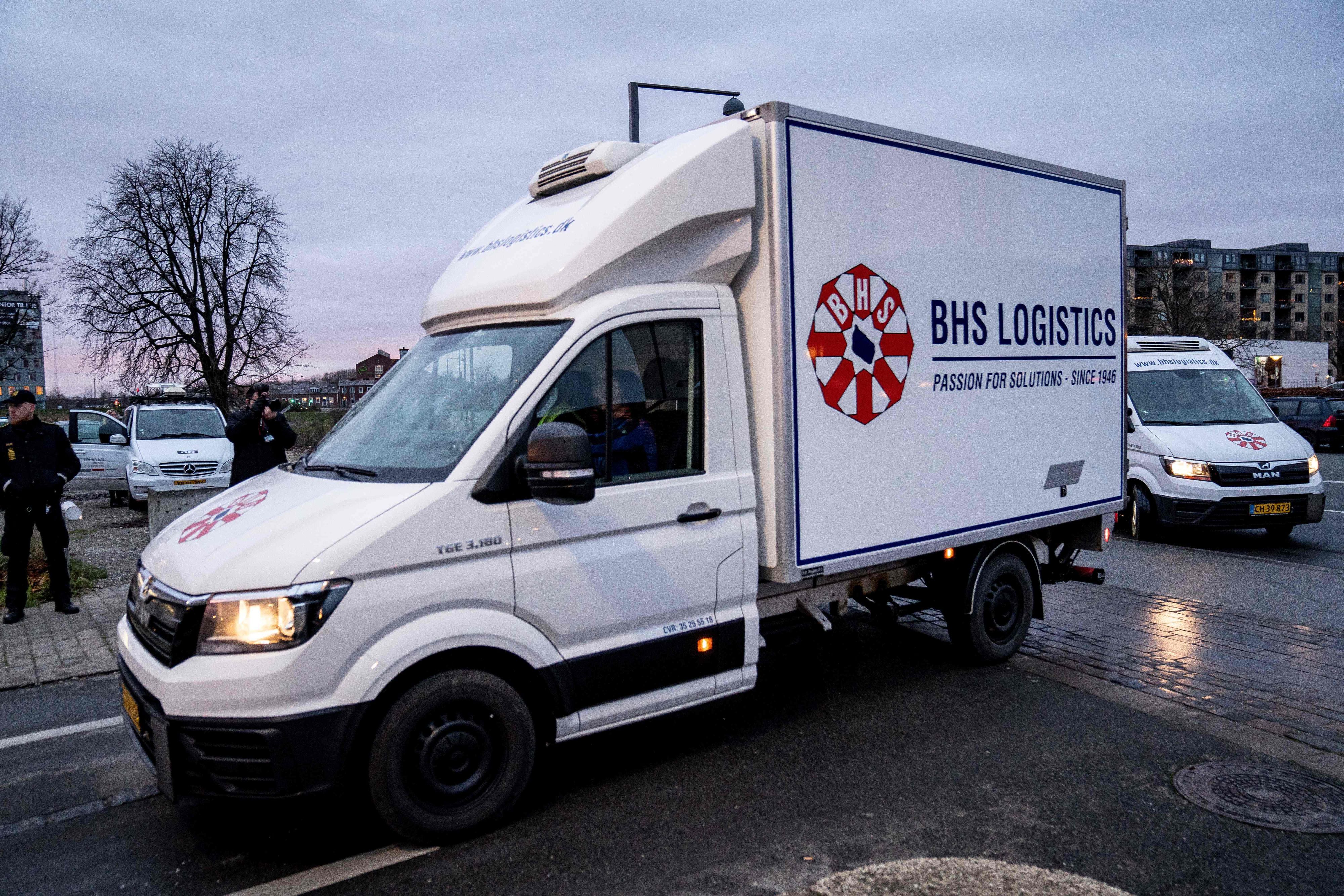Download von www.picturedesk.com am 19.08.2021 (16:19).  Vans for the transport of vaccine arrive at the Statens Serum Institut (SSI) in Copenhagen on December 26, 2020 after the arrival of the first shipment of Pfizer-BioNTech vaccine against the novel coronavirus (Covid-19) for the start of the vaccination programme in Denmark. - The vaccine against the novel coronavirus from Pfizer and BioNTech arrived on early on December 26 at the Statens Serum Institut in Copenhagen. From there, there the vaccine will be repackaged and redistributed to the country's regions. Vaccination in Denmark will start on December 27. (Photo by Mads Claus Rasmussen / Ritzau Scanpix / AFP) / Denmark OUT - 20201226_PD1731 - Rechteinfo: Rights Managed (RM) Nur für redaktionelle Nutzung! Werbliche Nutzung erfordert Freigabe: bitte schicken Sie uns eine Anfrage.