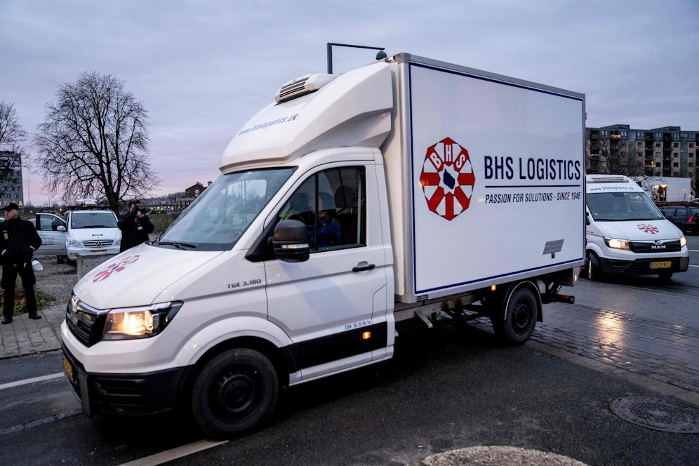 Das Schmuggel-Fahrzeug tarnte er mit Logos eines Impfstoff-Entwicklers. (SYMBOLBILD)