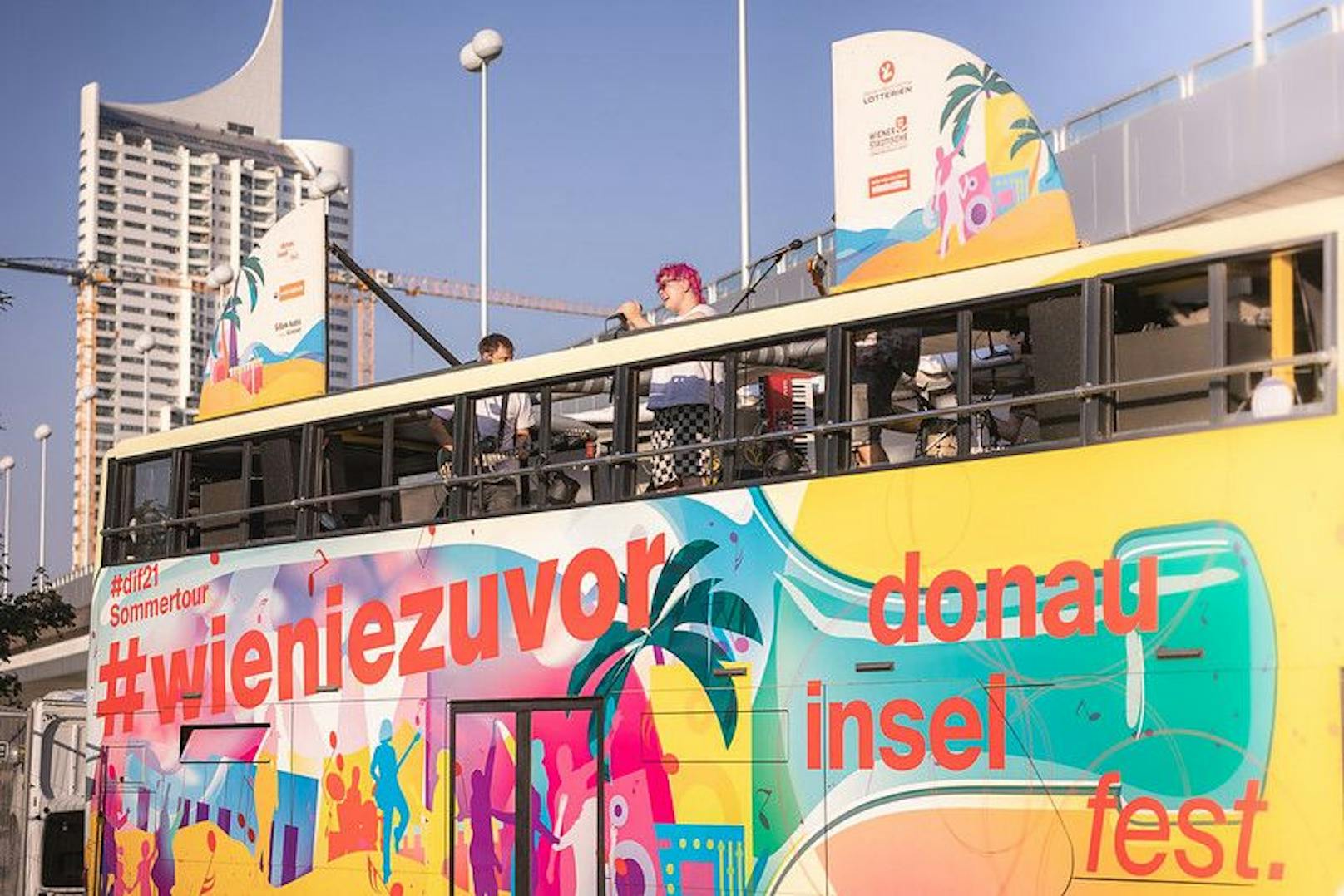 Beim Donauinselfest 2021 werden auf einem knallbunten Tourbust alle Acts direkt in die Bezirke Wiens gebracht.