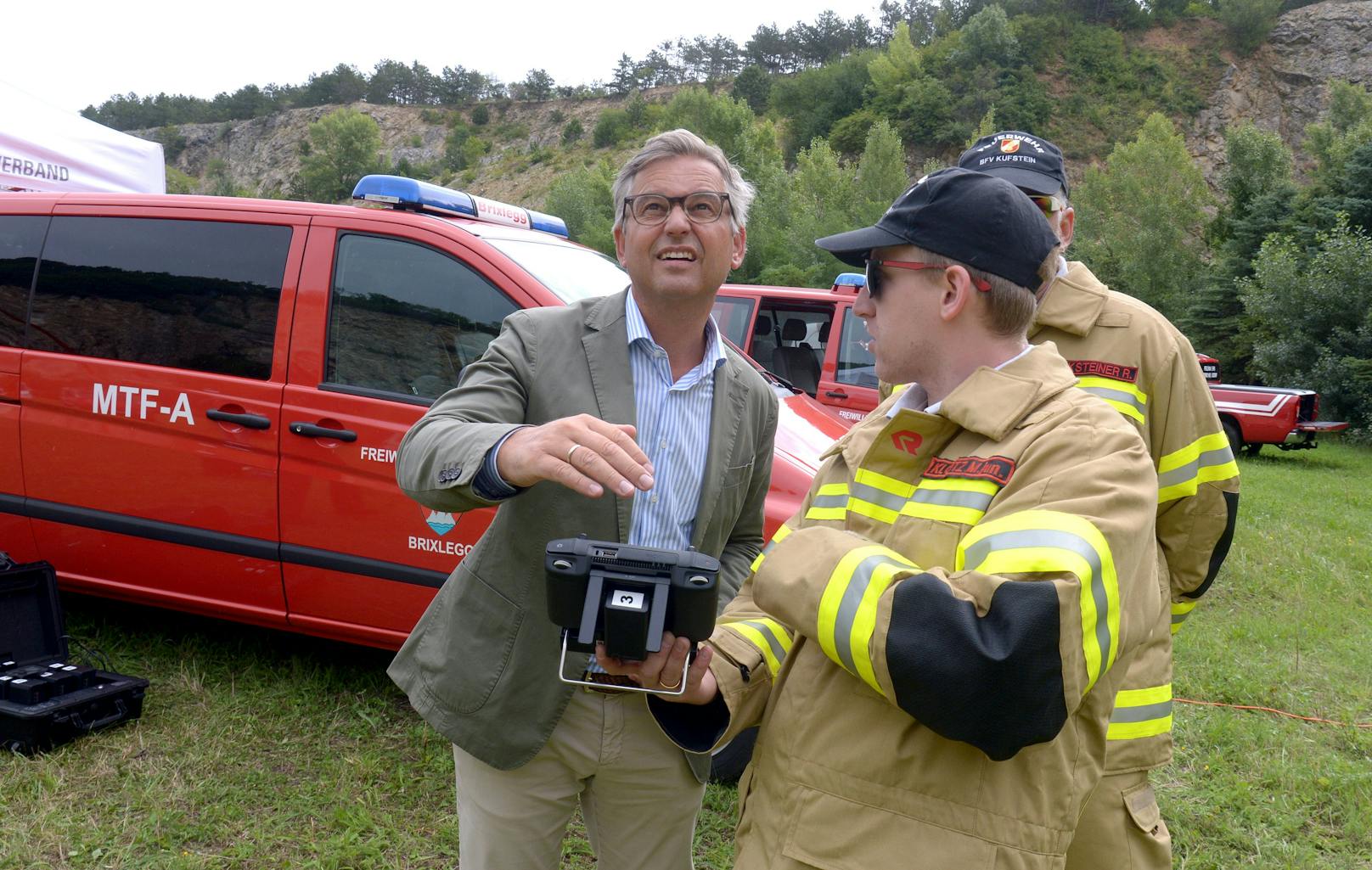 Staatssekretär Magnus Brunner (ÖVP) während einer Einsatzvorführung mit "Drohnen zur Einsatzunterstützung bei Waldbrand, Personensuche und Lageerkundung" in Gumpoldskirchen