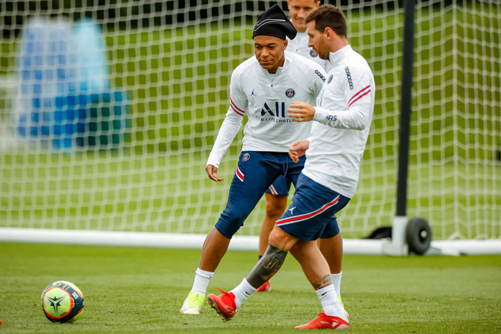 Kylian Mbappé im Training mit Lionel Messi.