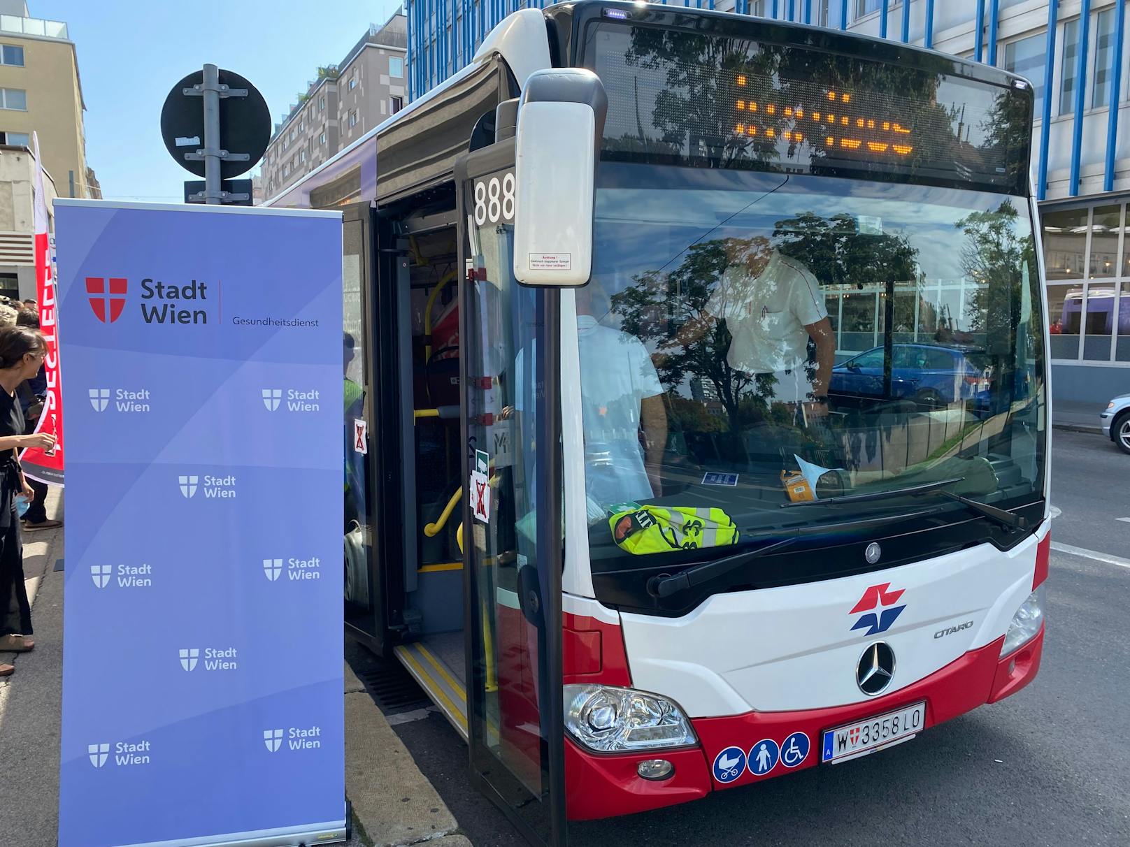 Nach der Impf-Station im Stephansdom steuert jetzt auch ein Impf-Bus der Stadt Wien in den kommenden Wochen Moscheen und Gebetshäuser anderer Glaubensgemeinschaften an.