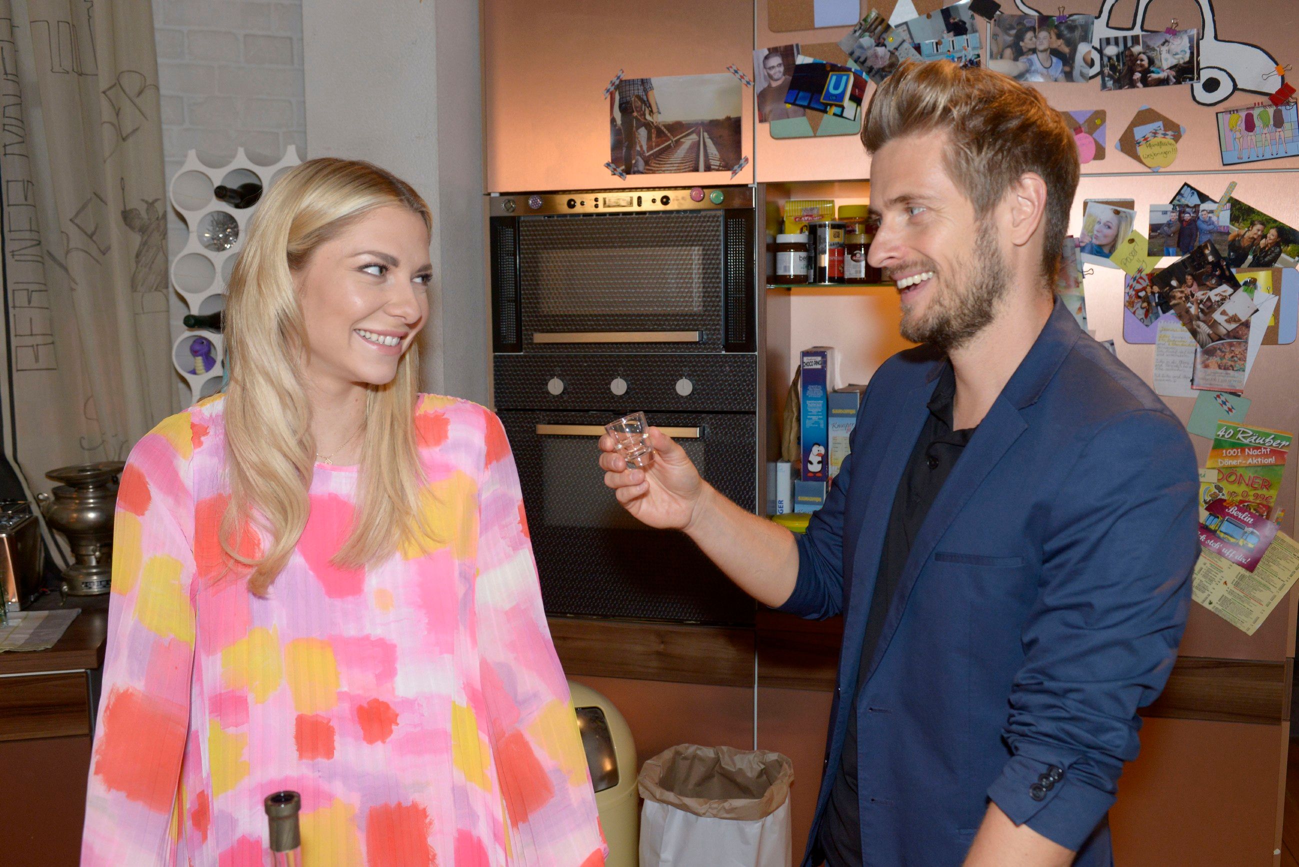 Sunny (Valentina Pahde), Philip (Jörn Schlönvoigt) in 