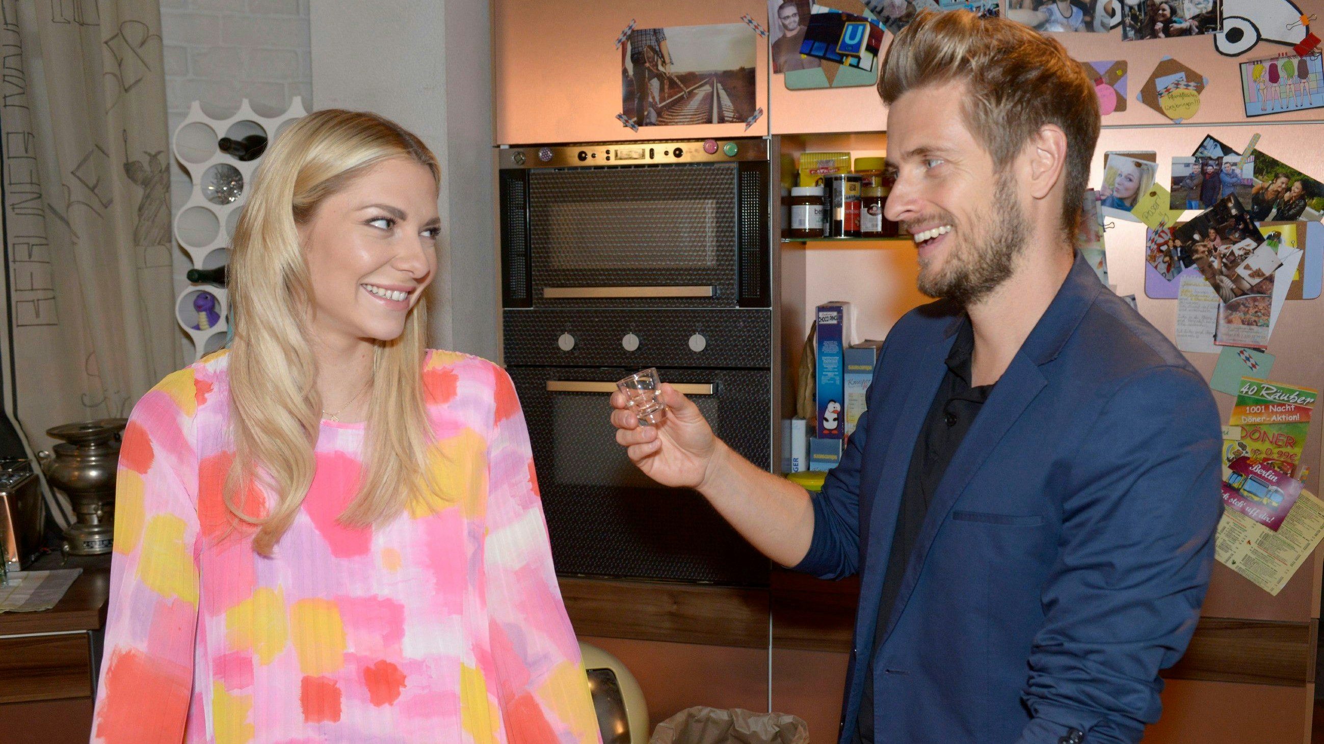 Sunny (Valentina Pahde), Philip (Jörn Schlönvoigt) in "Gute Zeiten, Schlechte Zeiten"