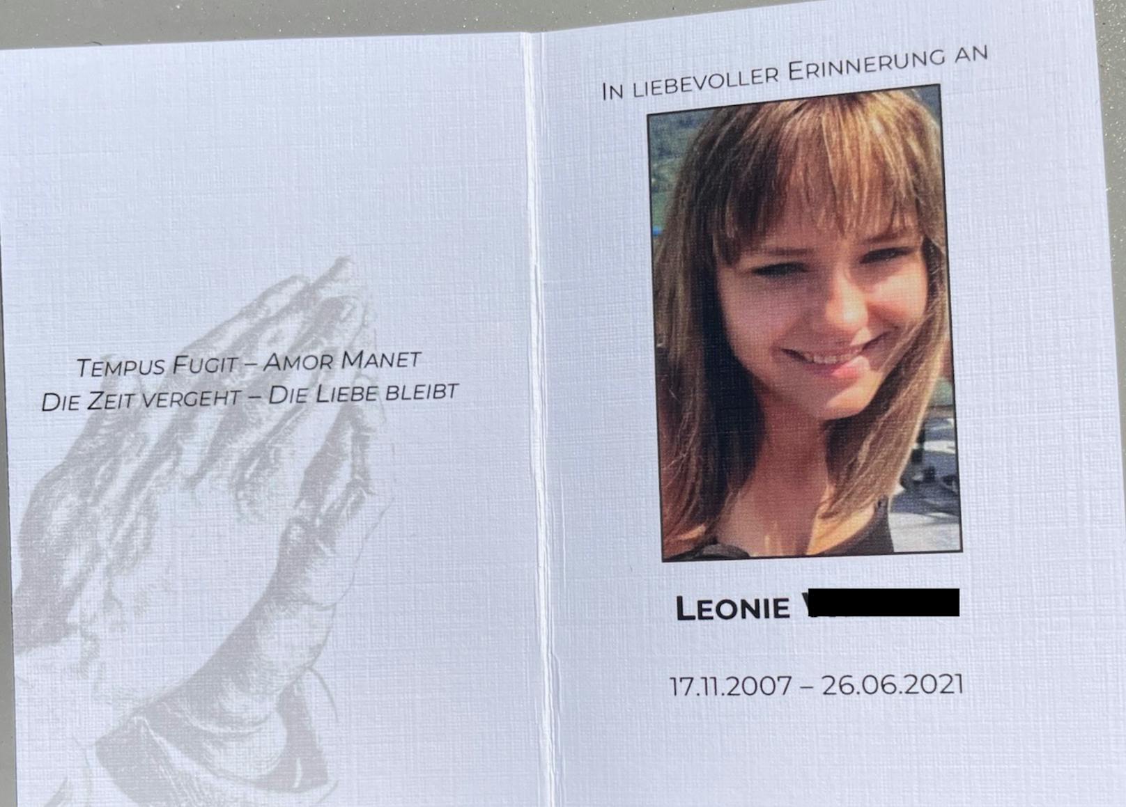Trauerkarte bei der Bestattung von Leonie am 20. August 2021 in Wien-Simmering