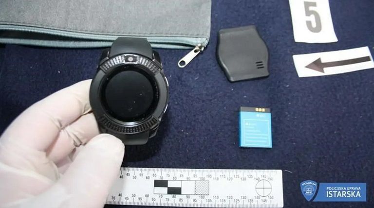 Mit dieser Uhr soll der Tatverdächtige die Kinder gefilmt haben. 