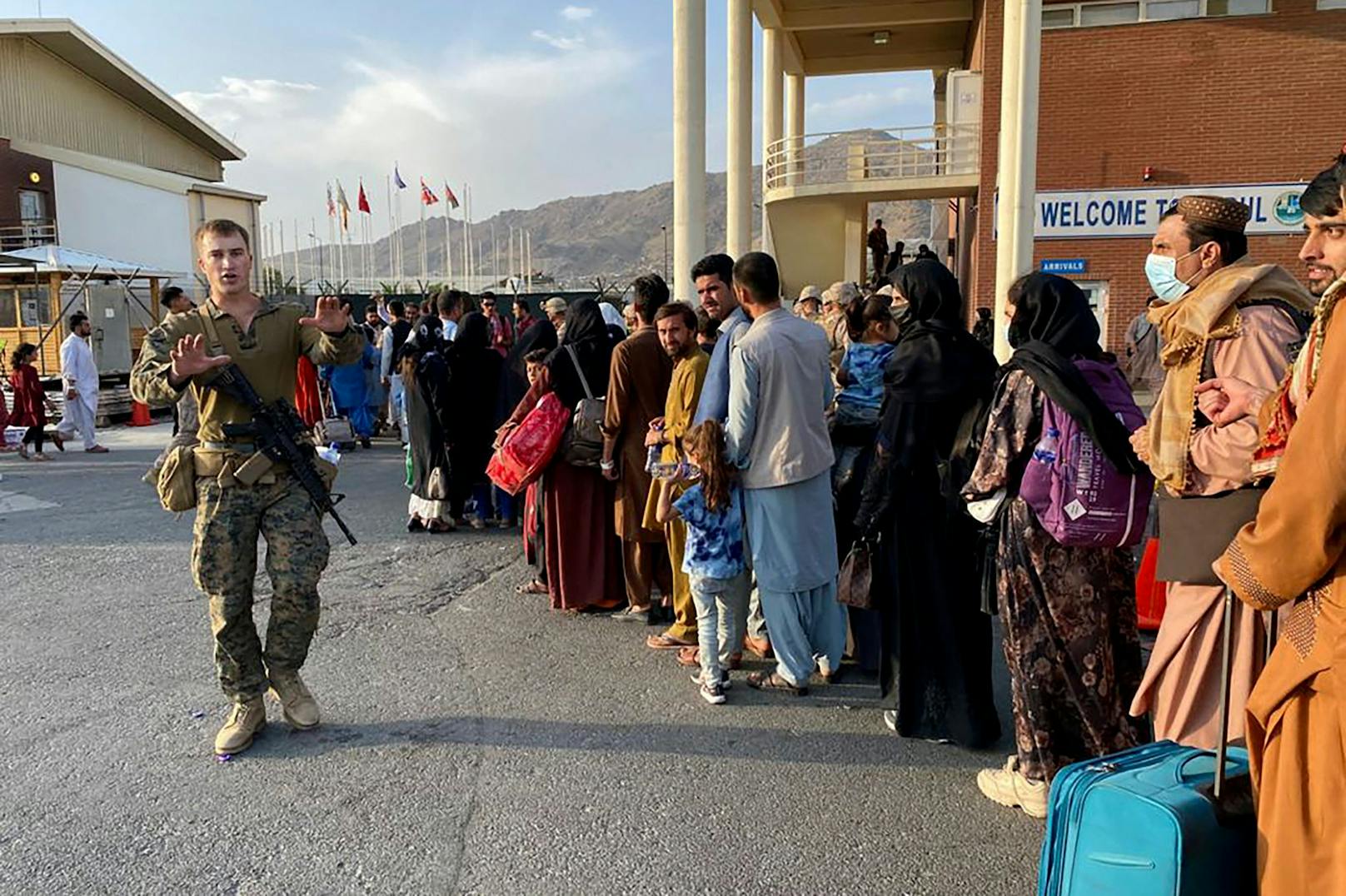 Tausende Menschen warten am Flughafen in Kabul.