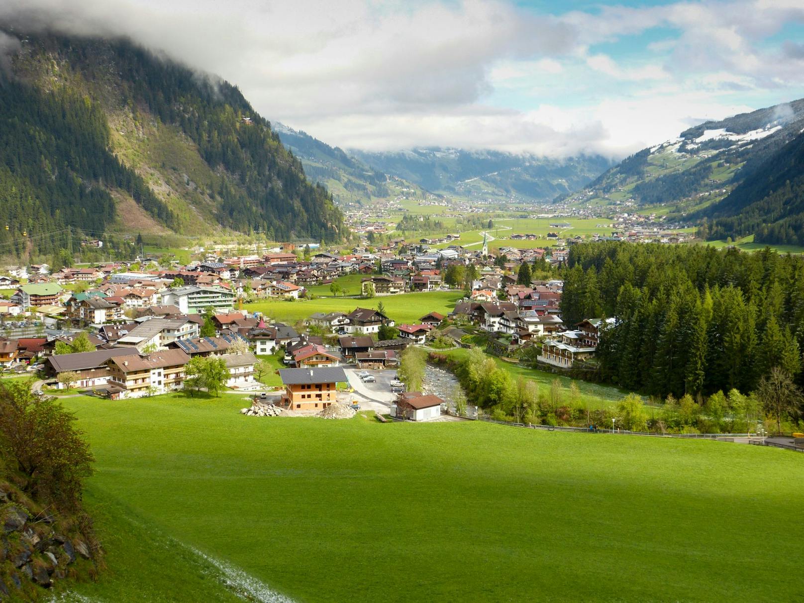 Mann stirbt beim Holzhacken in Tiroler Ortszentrum