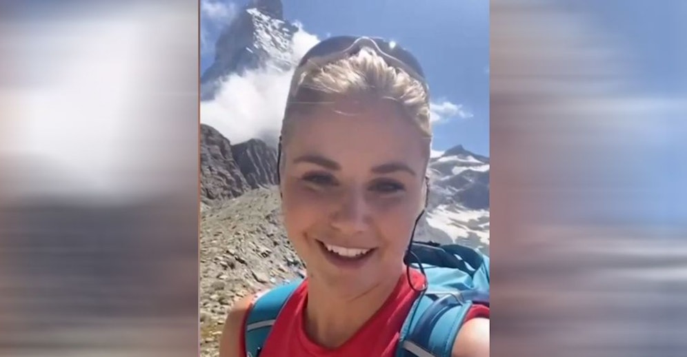 Beatrice Egli beim Wandern in den Bergen.