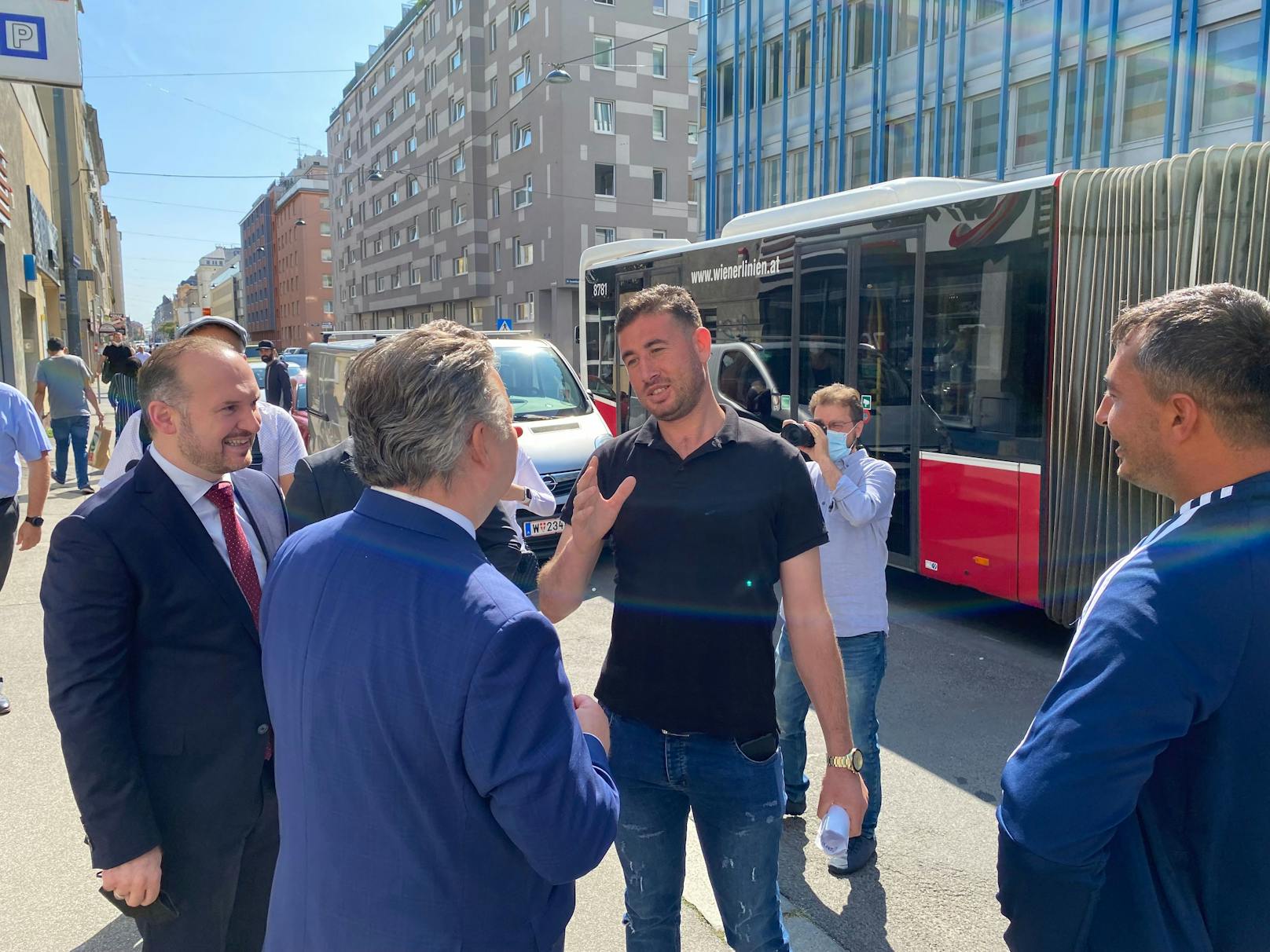 Nach der Impf-Station im Stephansdom steuert jetzt auch ein Impf-Bus der Stadt Wien in den kommenden Wochen Moscheen und Gebetshäuser anderer Glaubensgemeinschaften an.