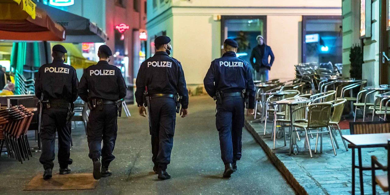 Mann rastet in Lokal aus, beschimpft Gäste und Kellner - Vimarsana News
