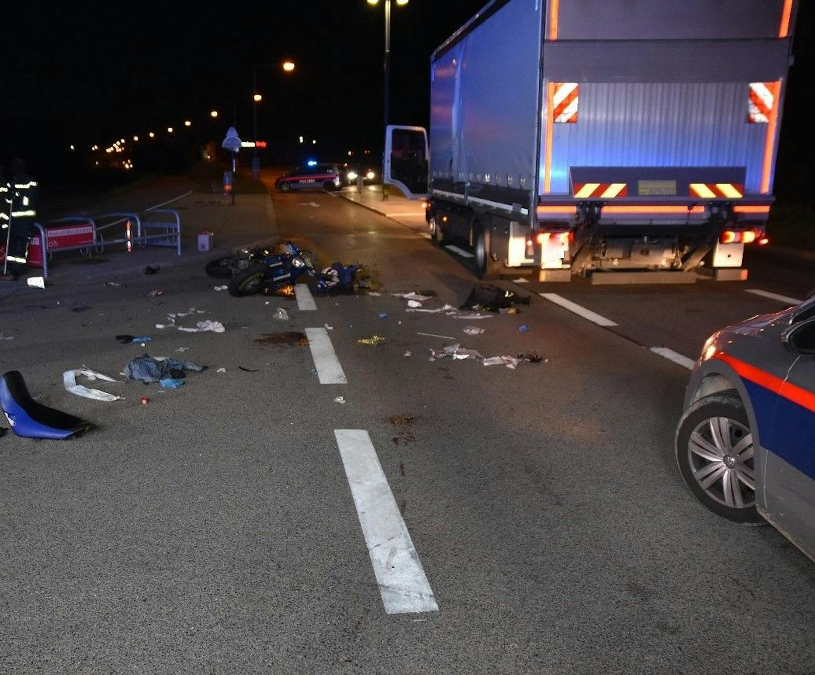 Für den jungen Motorradfahrer kam nach dem Lkw-Crash in Wien jede Hilfe zu spät.
