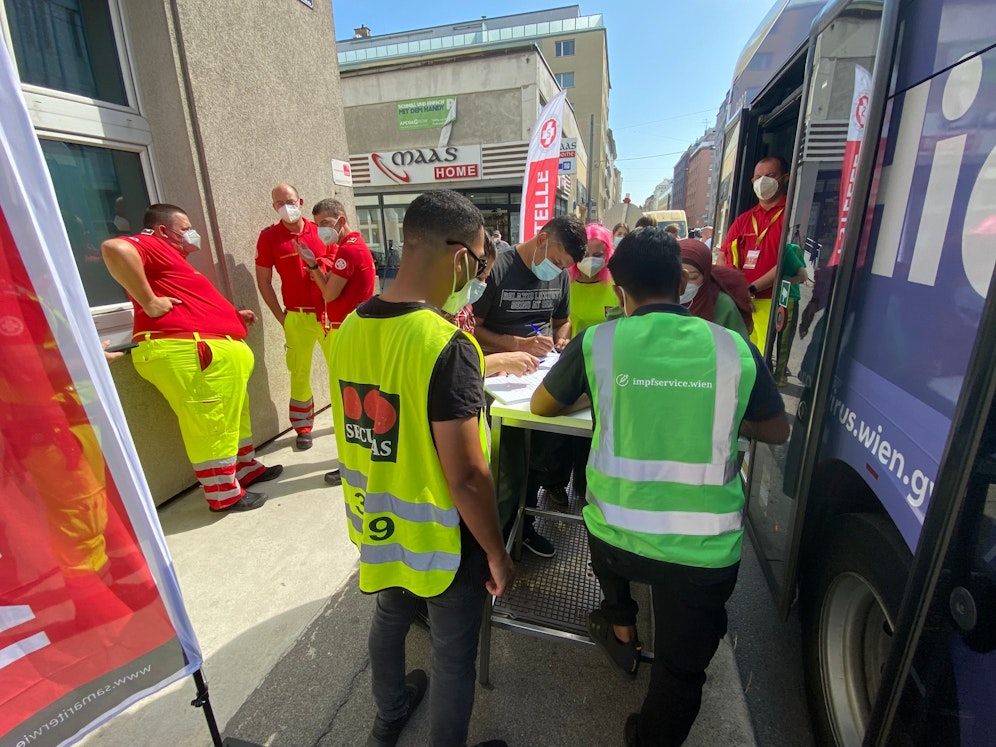 Vor der Moschee in Wien-Favoriten machte der Impfbus bereits mehrere Male Halt. Jetzt gibt es dort die erste fixe Impfstraße in einer Moschee.