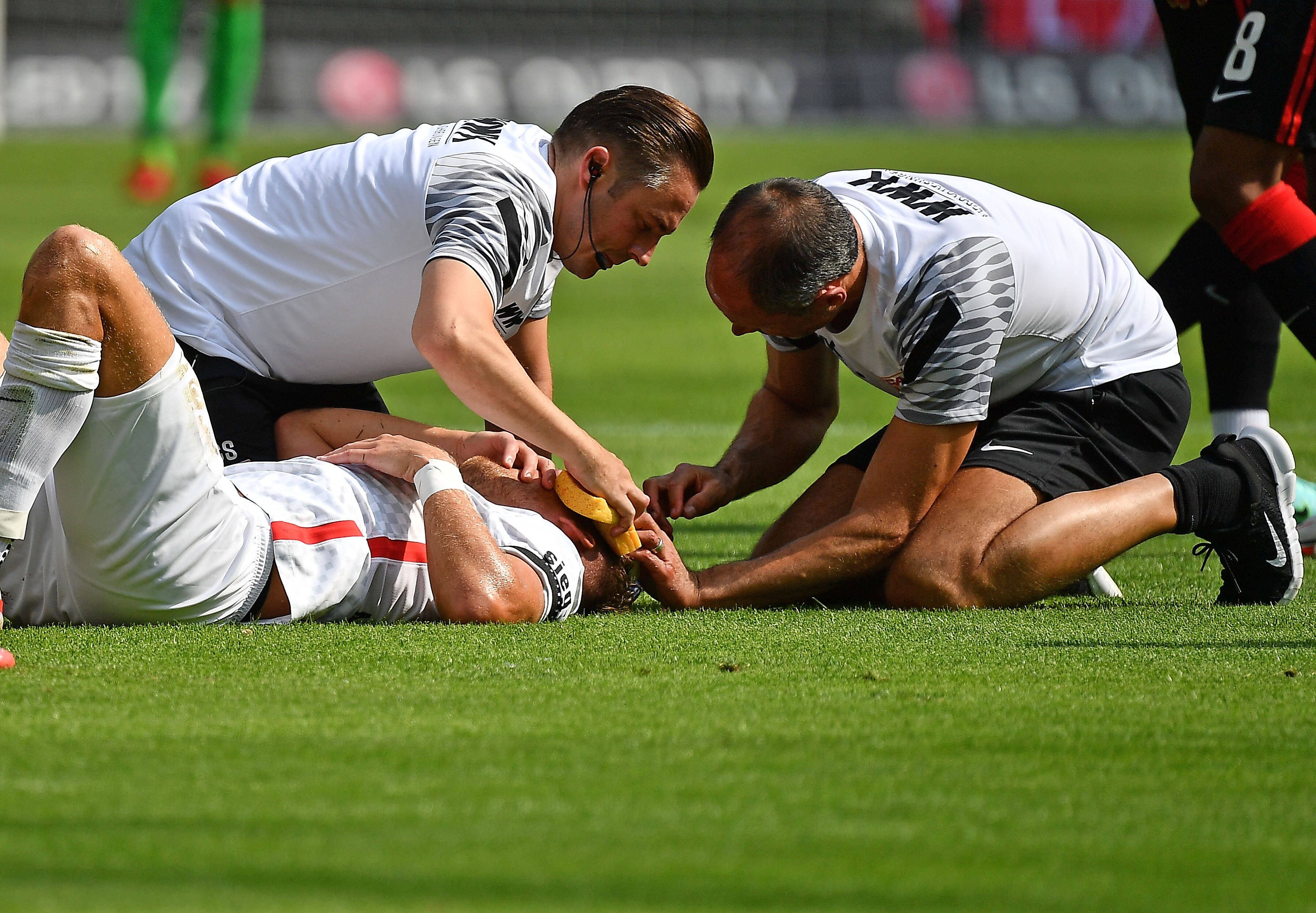 Florian Niederlechner nach dem Zusammenstoß mit Martin Hinteregger. 