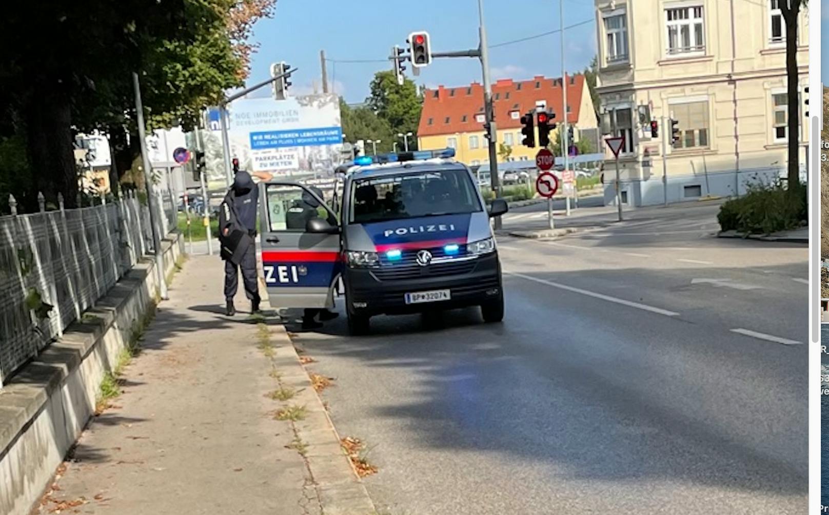 Großeinsatz wegen Mann in St. Pölten - am Sparkassenpark richtete sich die mobile Raumtruppe her.&nbsp;