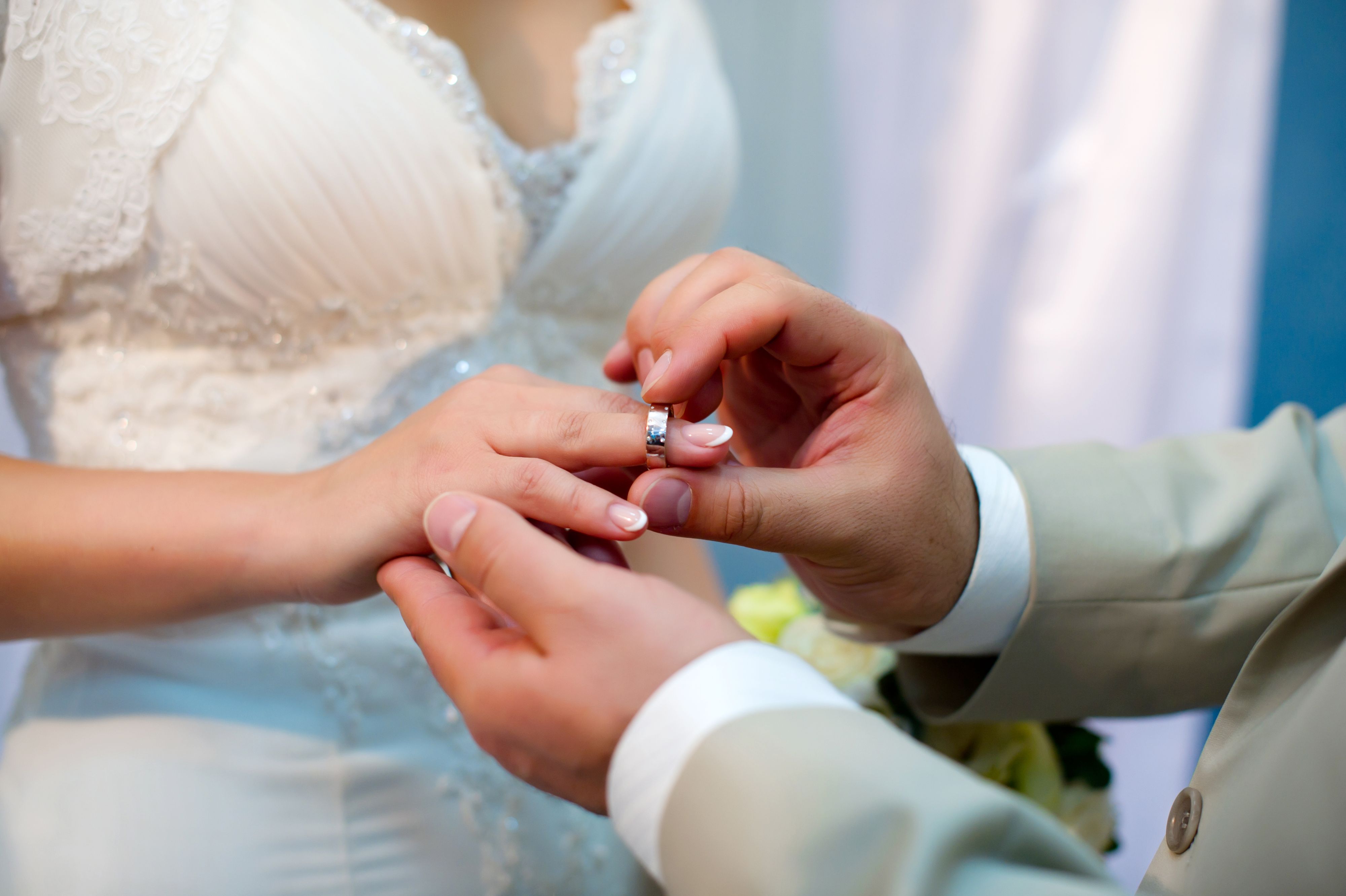 Die Hochzeit des Paares endete nun in einer Haftstrafe für den Bräutigam. Symbolbild