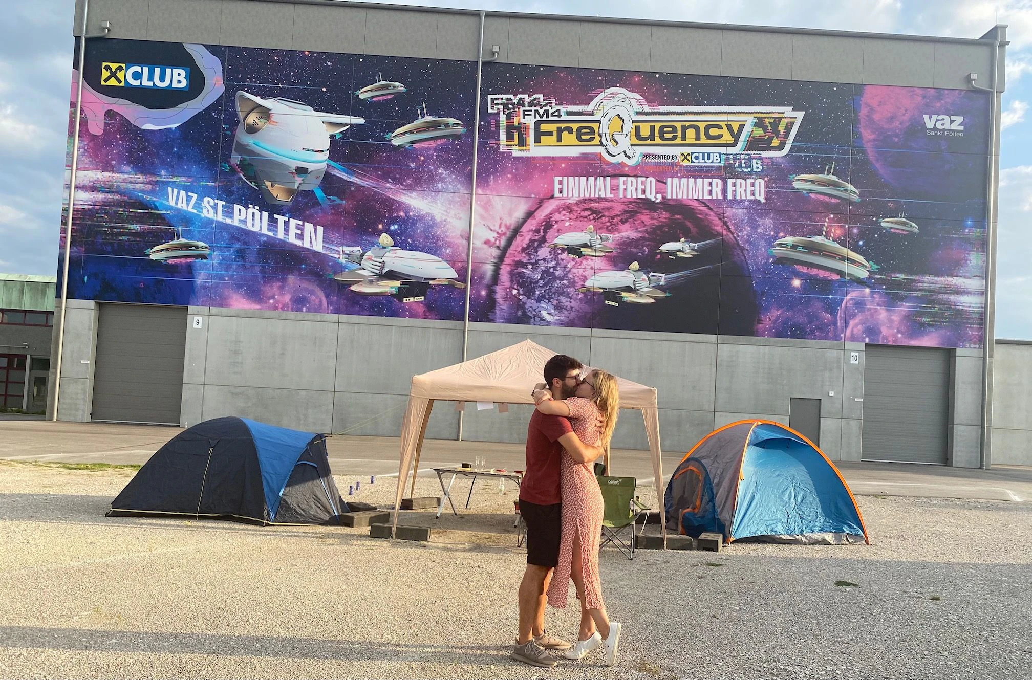 Thomas und Sarah bei ihrer Verlobung. Für das Ereignis wurde das ehemalige "Setting" am VAZ-Areal originalgetreu nachgebaut.