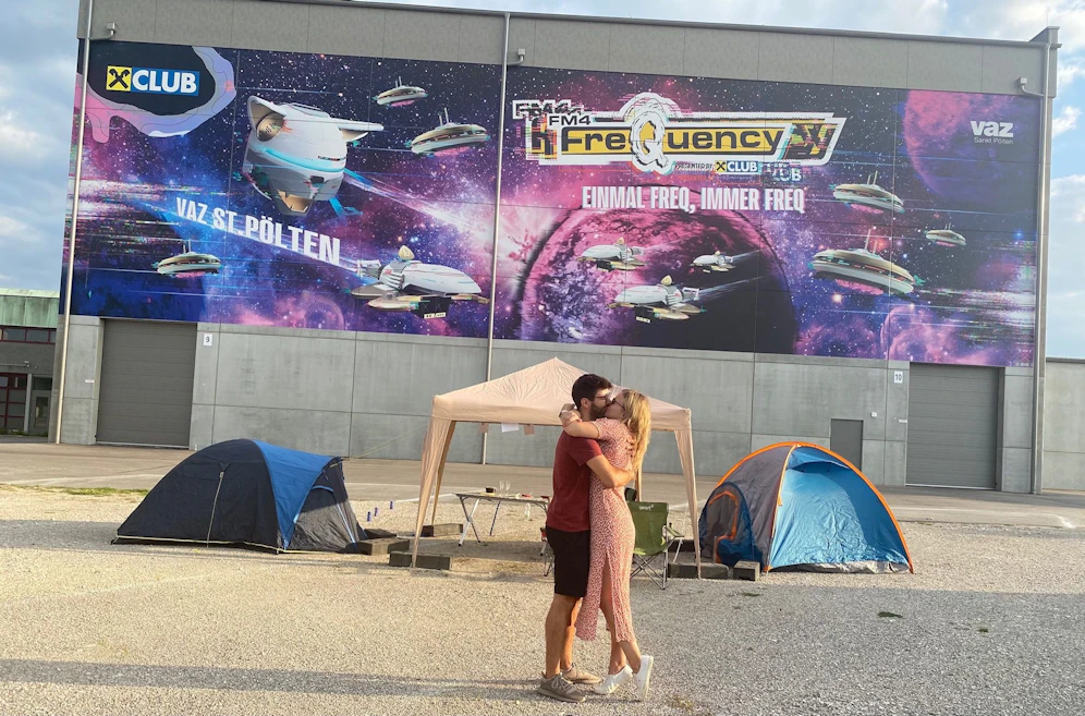 Thomas und Sarah bei ihrer Verlobung. Für das Ereignis wurde das ehemalige Frequency-