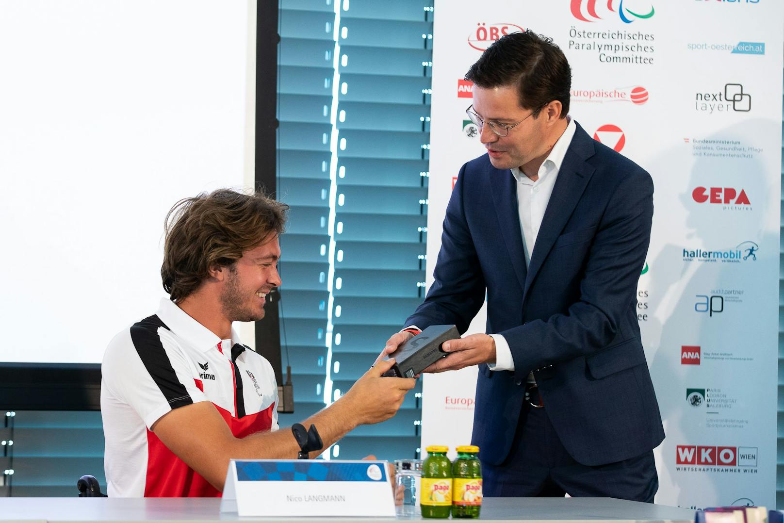 Nico Langmann/ Rollstuhl-Tennis; Marvin Peters, Director Mobile Samsung Electornics Austria.