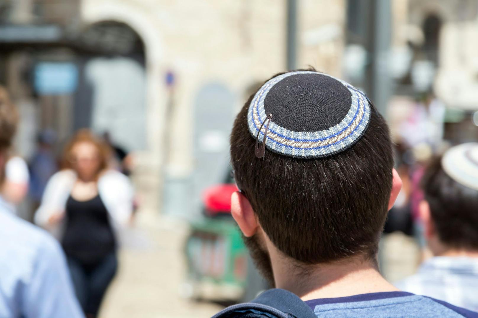 Wegen seiner religiösen Kopfbedeckung wurde ein Jugendlicher in Köln attackiert. Symbolbild