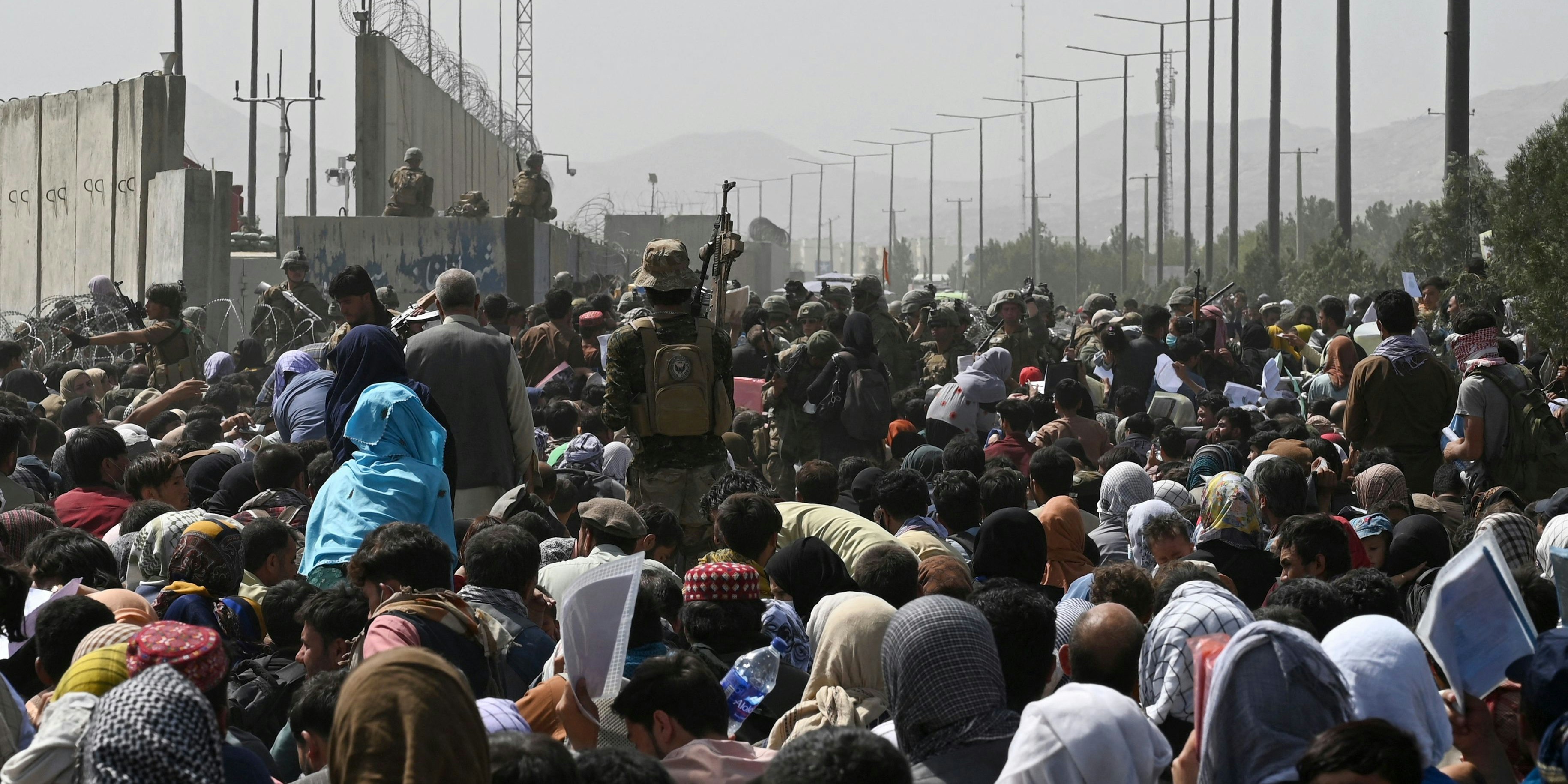 Menschenmassen am Flughafen Kabul.
