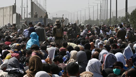 Menschenmassen am Flughafen Kabul.