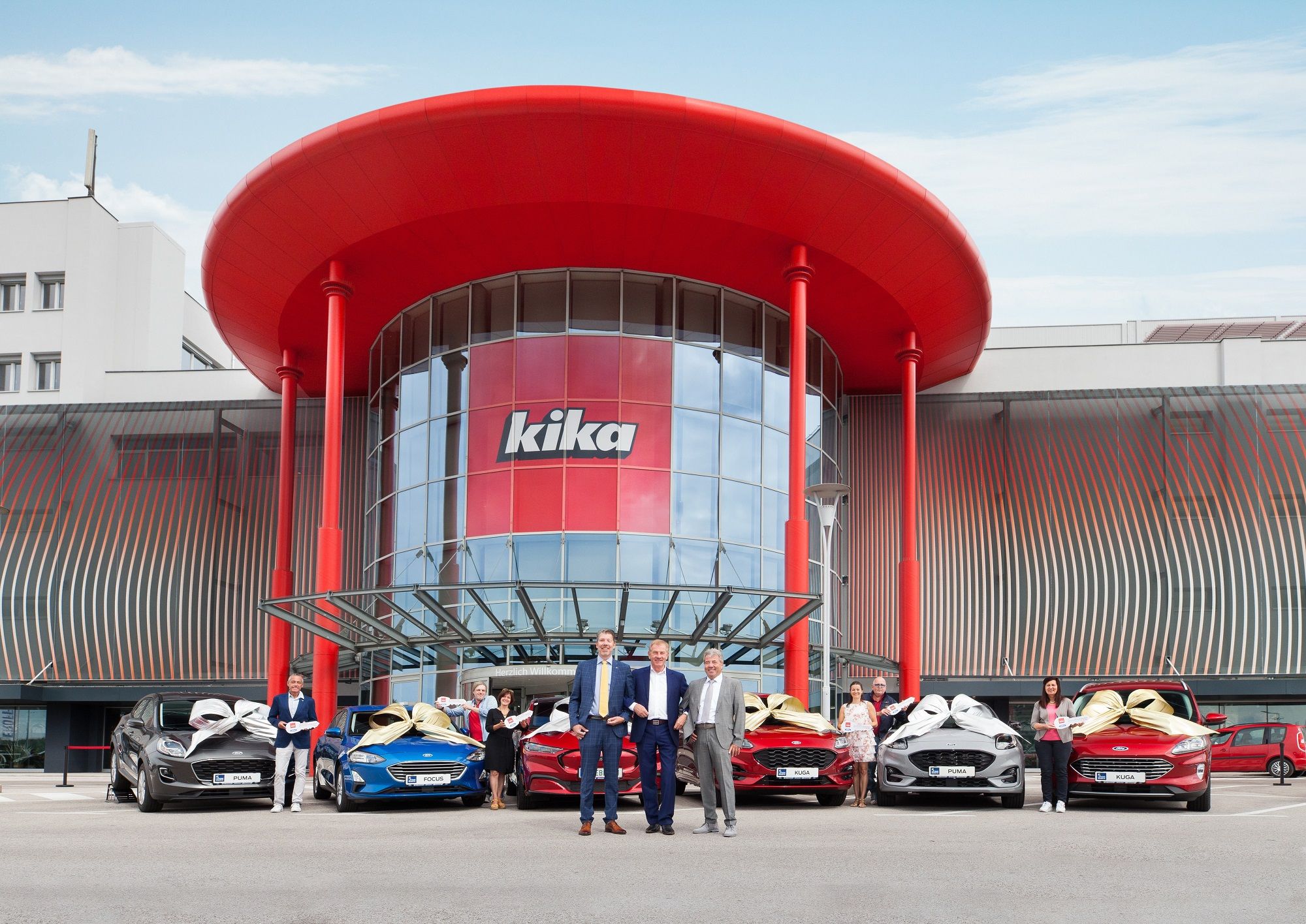 Ing. Florian Weiss (Fuhrparkleiter Ford Österreich), Reinhold Gütebier (CEO kika/Leiner), KR Mag. Werner Blum (Ford St. Pölten/Krems) und die glücklichen GewinnerInnen Mario Doppler, Albert Hörtenhuber, Christina Hirtl-Horst, Pamela Lechner, Walter Riegler, Theresia Hofauer