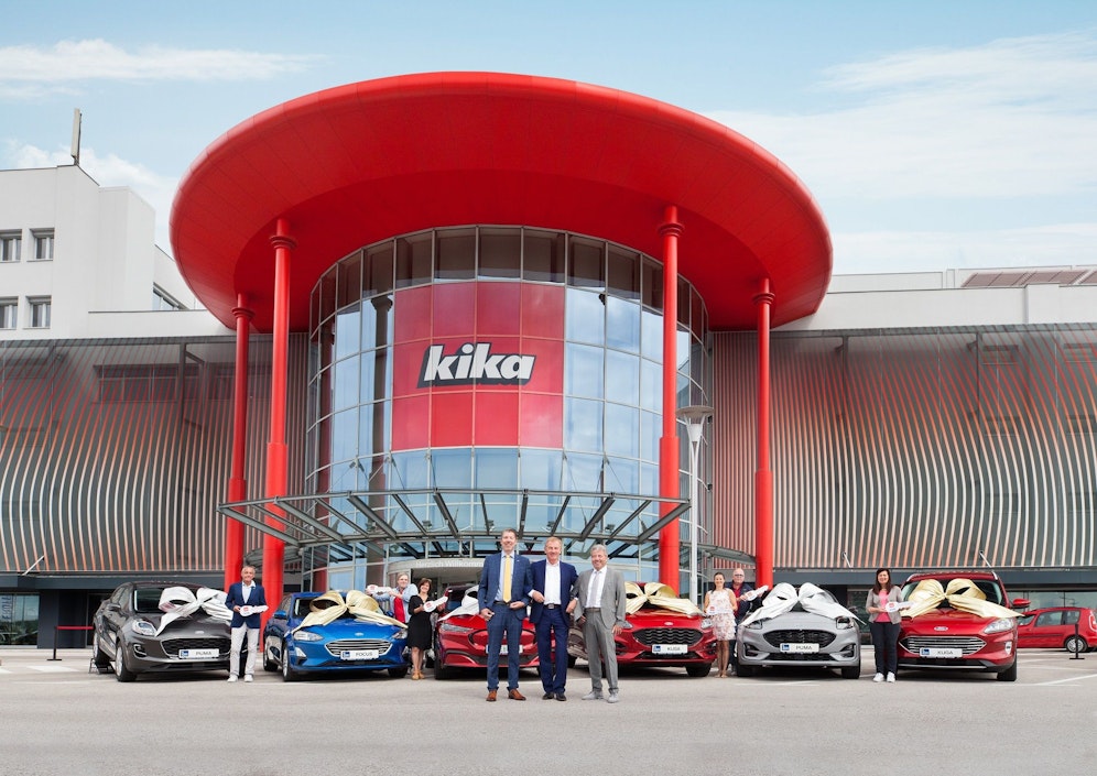 Florian Weiss (Fuhrparkleiter Ford Österreich), Reinhold Gütebier (CEO kika/Leiner), Werner Blum (Ford St. Pölten/Krems) und die glücklichen Gewinner Mario Doppler, Albert Hörtenhuber, Christina Hirtl-Horst, Pamela Lechner, Walter Riegler, Theresia Hofauer