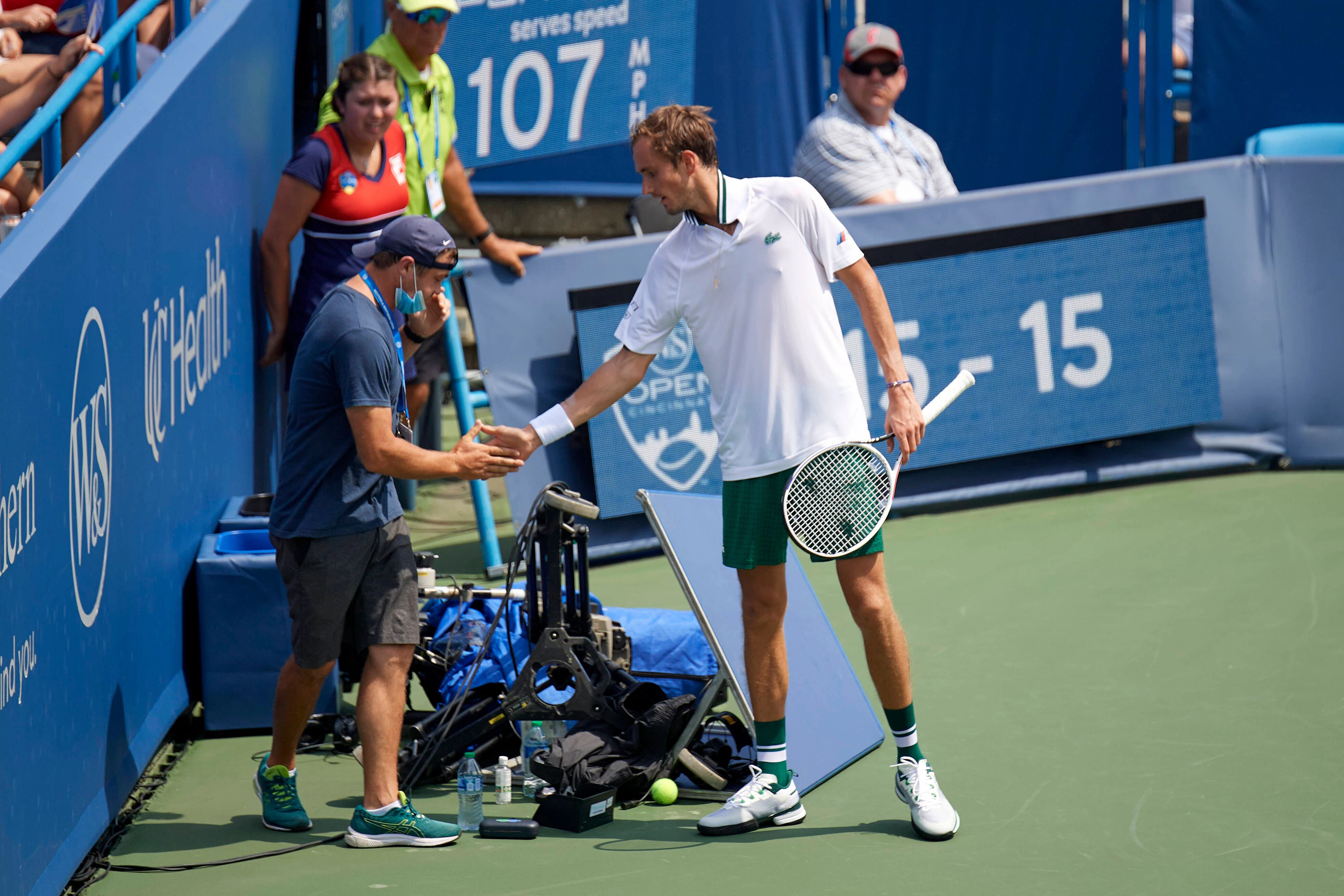 Daniil Medwedew reicht dem Kameramann die Hand.