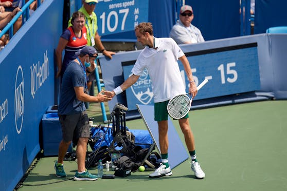 Daniil Medwedew reicht dem Kameramann die Hand.