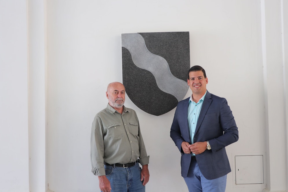 Bürgermeister Dominic Litzka (r.) bedankte sich bei dem gebürtigen Armenier für das stilvolle Geschenk.