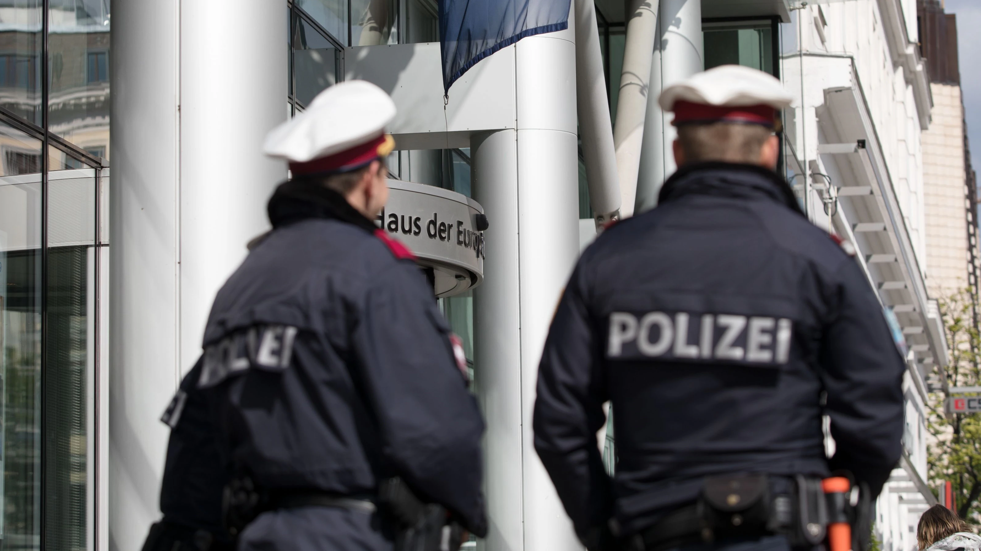 Ein Polizist wurde von der rabiaten Frau attackiert und verletzt.