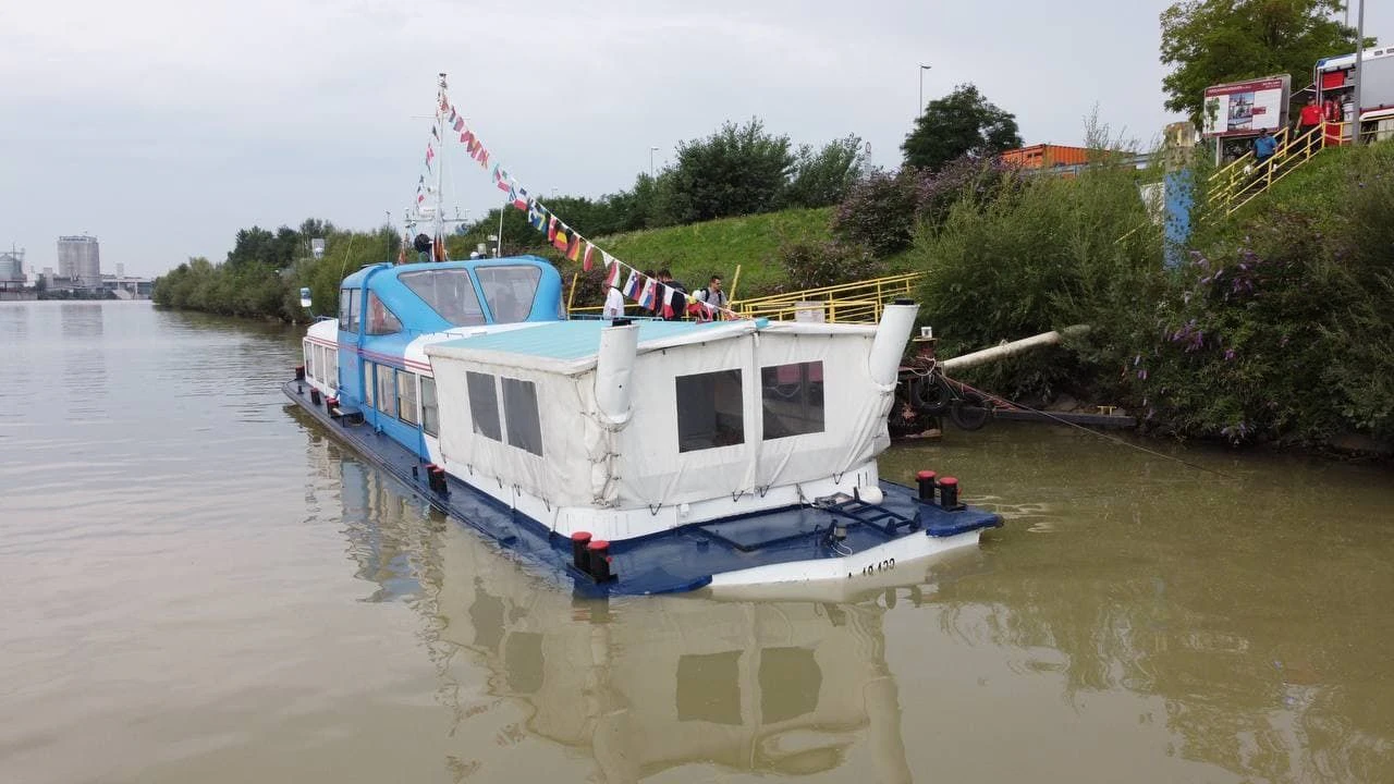 Das Ausflugsboot strandete am Ufer.