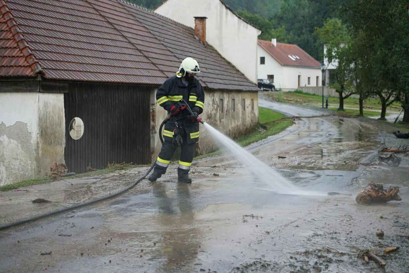 Die Feuerwehren sind im Raum Krumbach im Unwetter-Einsatz. 