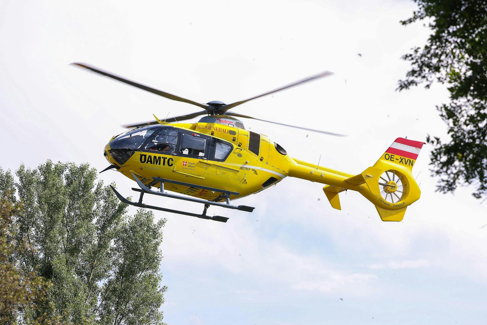 Die 18-jährige Mühlviertlerin war mit dem Rettungsheli C10 ins Krankenhaus der Elisabethinen geflogen worden. (Symbolbild).