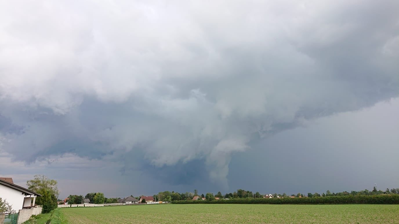 Im Raum Wr. Neustadt hat sich eine heftige Superzelle samt Aufwindbereich gebildet.